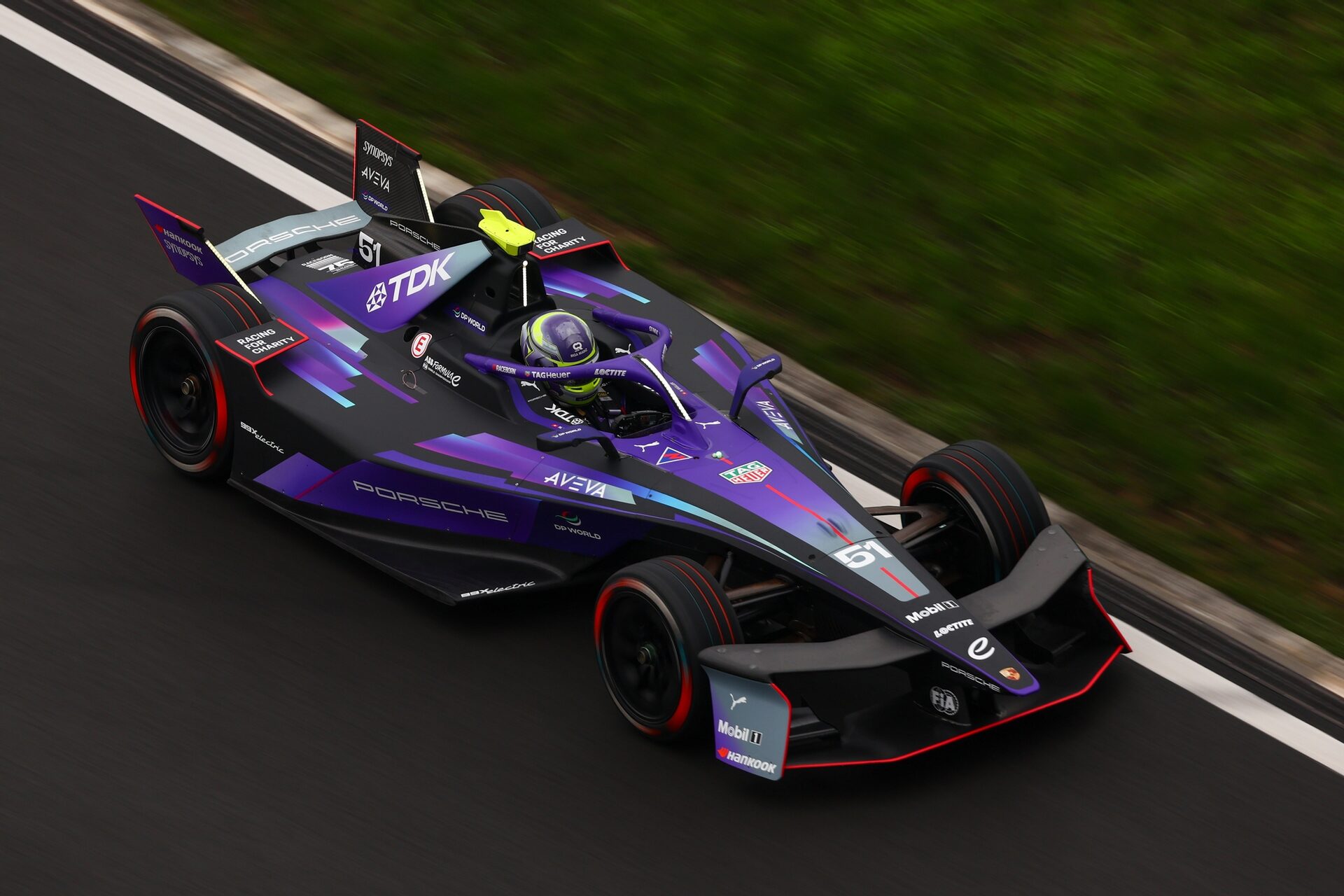 Nico Muller de Suiza pilotando el (51) Porsche Formula E Team Porsche 99X Electric en pista durante 