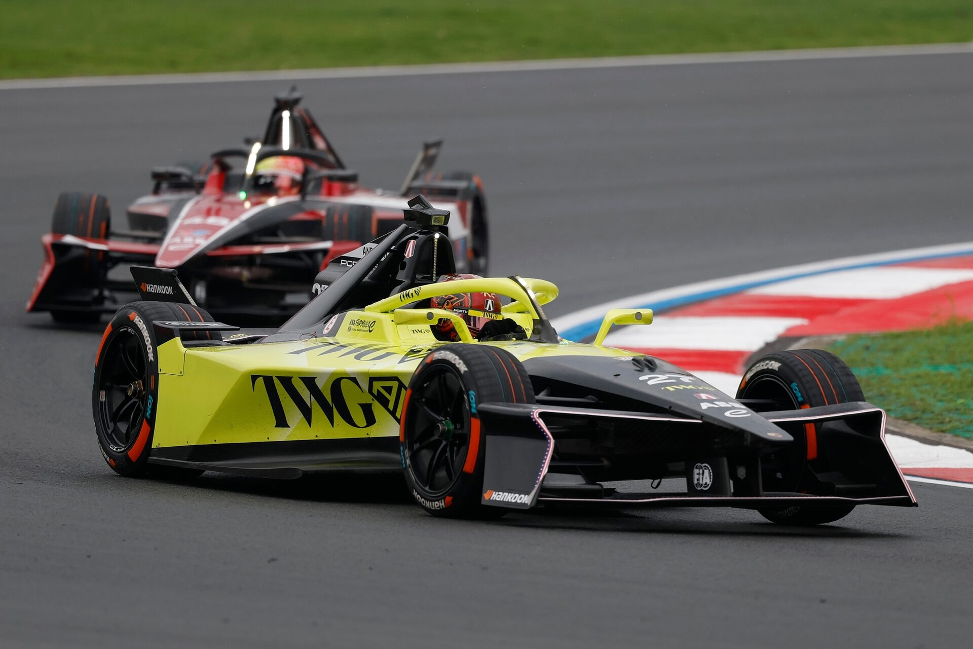 Jake Dennis de Gran Bretaña pilotando el (27) Andretti Formula E Porsche 99X Electric en pista duran
