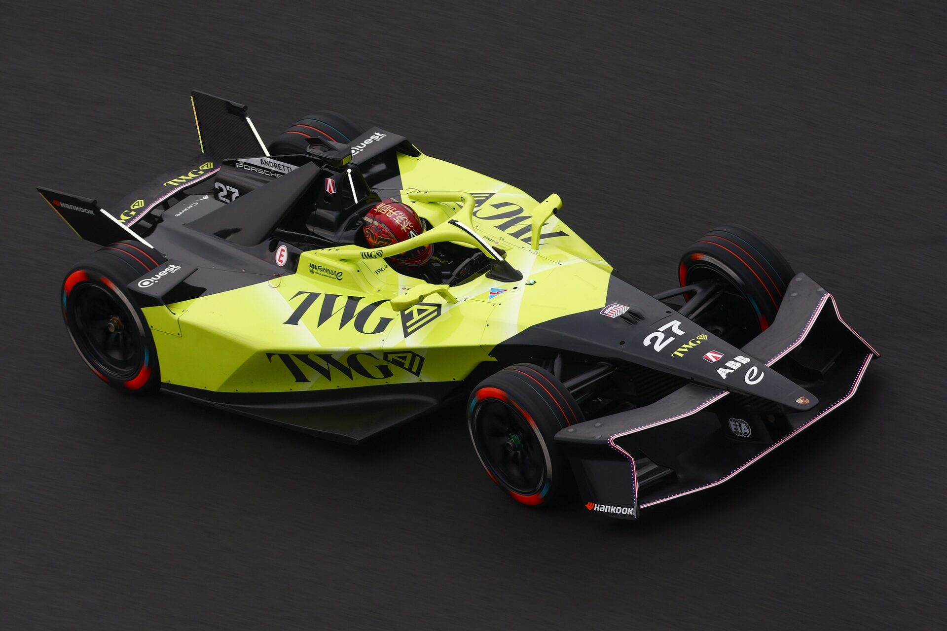 Jake Dennis de Gran Bretaña pilotando el (27) Andretti Formula E Porsche 99X Electric en pista duran