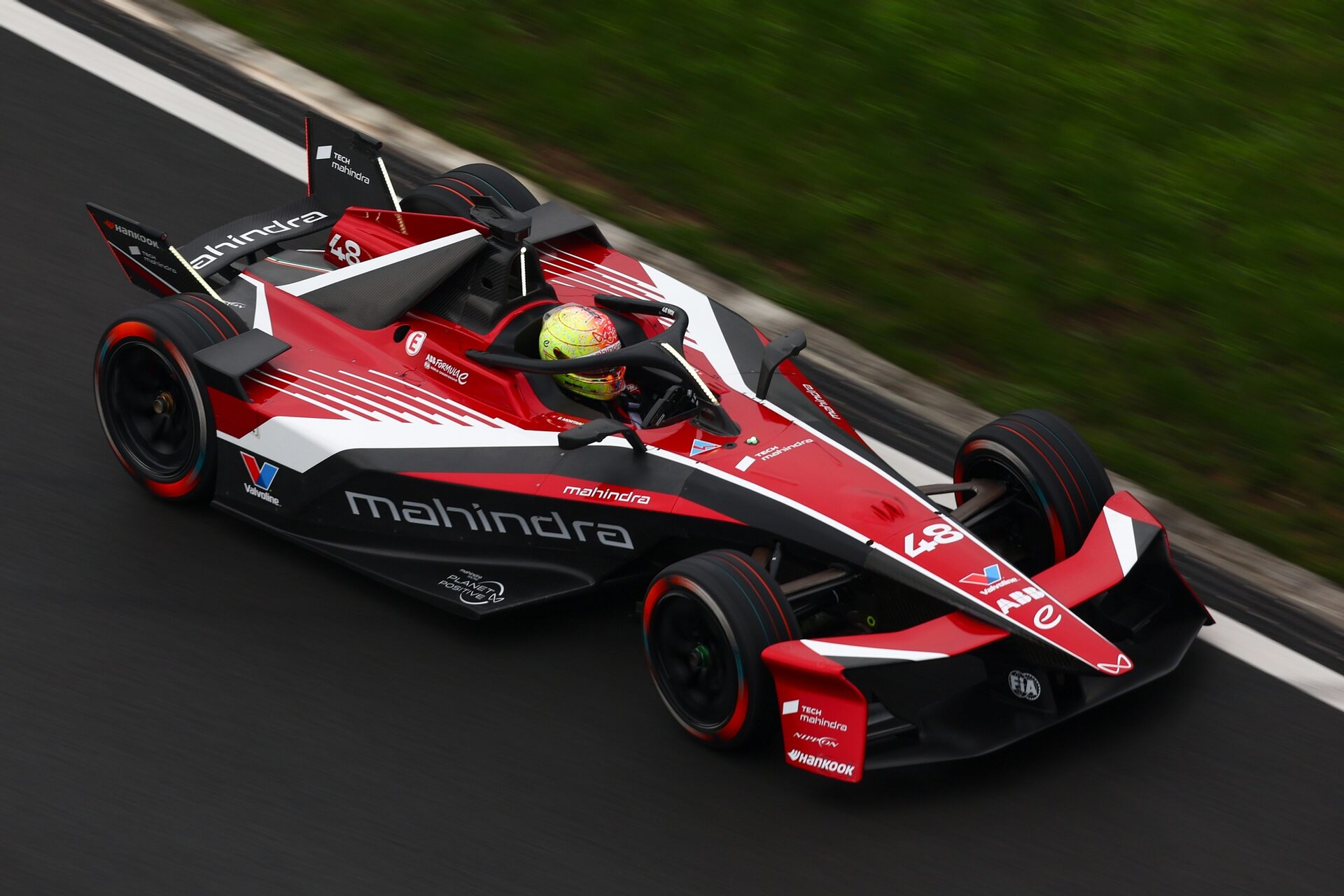 Edoardo Mortara de Suiza pilotando el (48) Mahindra Racing Mahindra M12Electro en pista durante la s