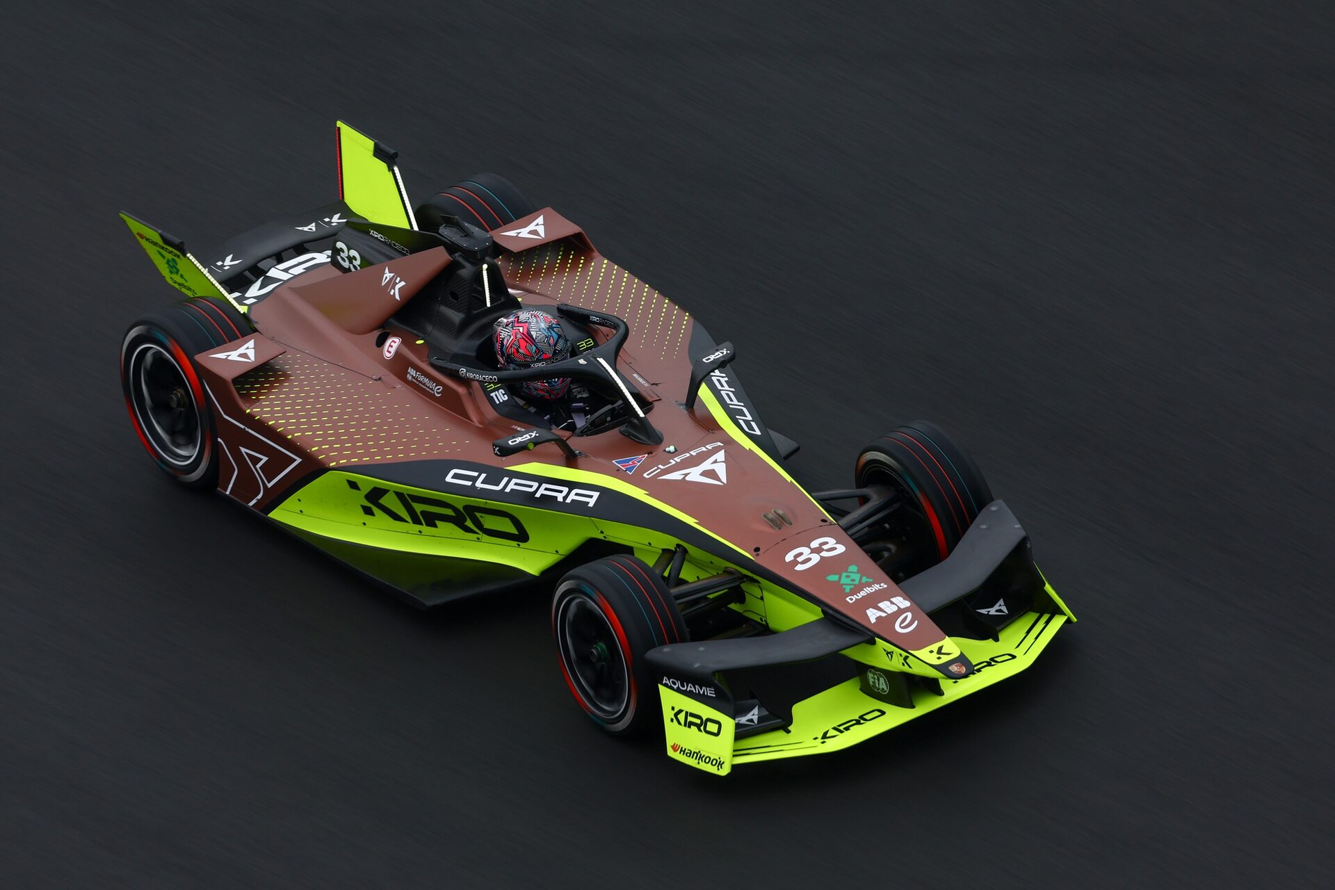 Dan Ticktum de Gran Bretaña pilotando el (33) CUPRA KIRO Porsche 99X Electric WCG3 en pista durante 