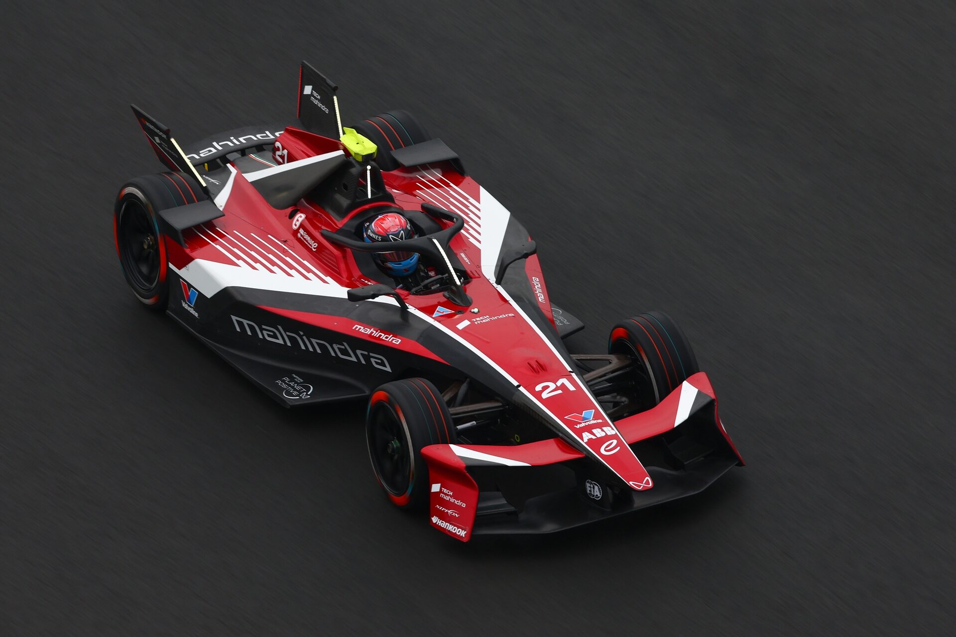 Nyck de Vries de los Países Bajos pilotando el (21) Mahindra Racing Mahindra M12Electro en pista dur