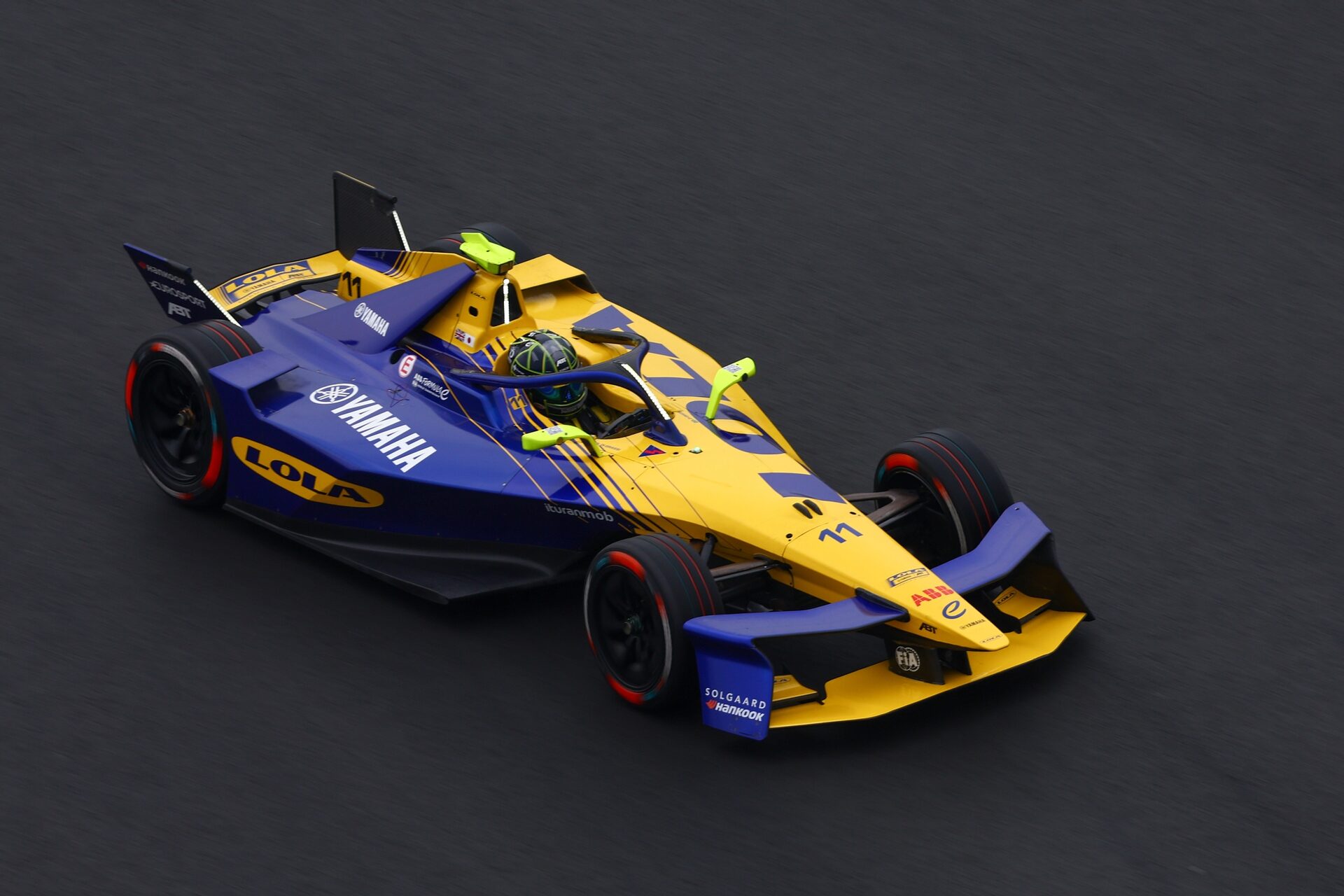 Lucas di Grassi de Brasil pilotando el (11) Lola Yamaha ABT Formula E Team Lola-Yamaha T001 en pista