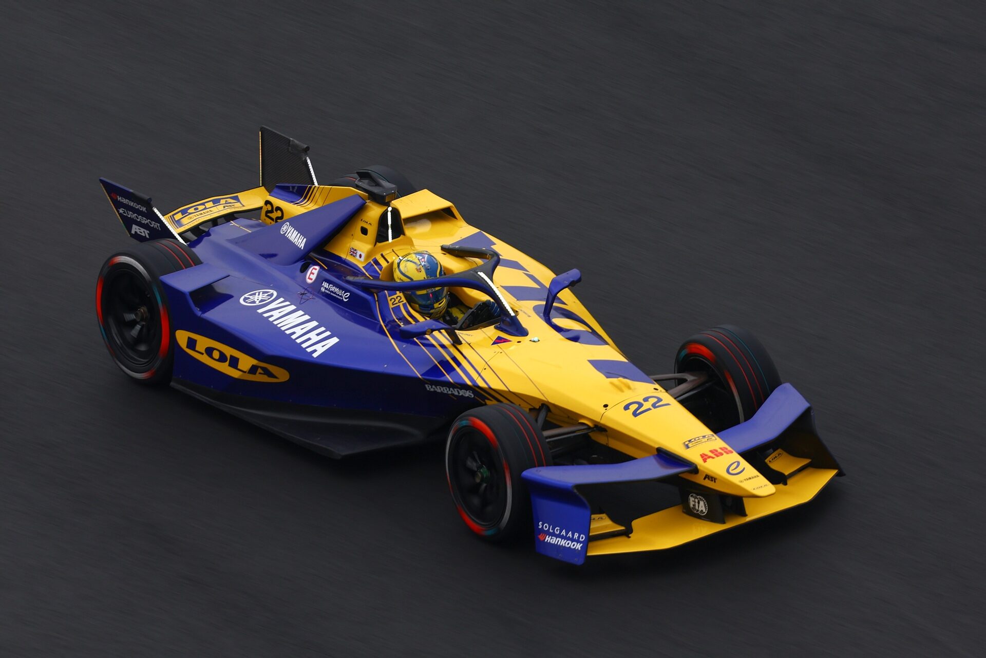 Zane Maloney de Barbados pilotando el (22) Lola Yamaha ABT Formula E Team Lola-Yamaha T001 en pista 