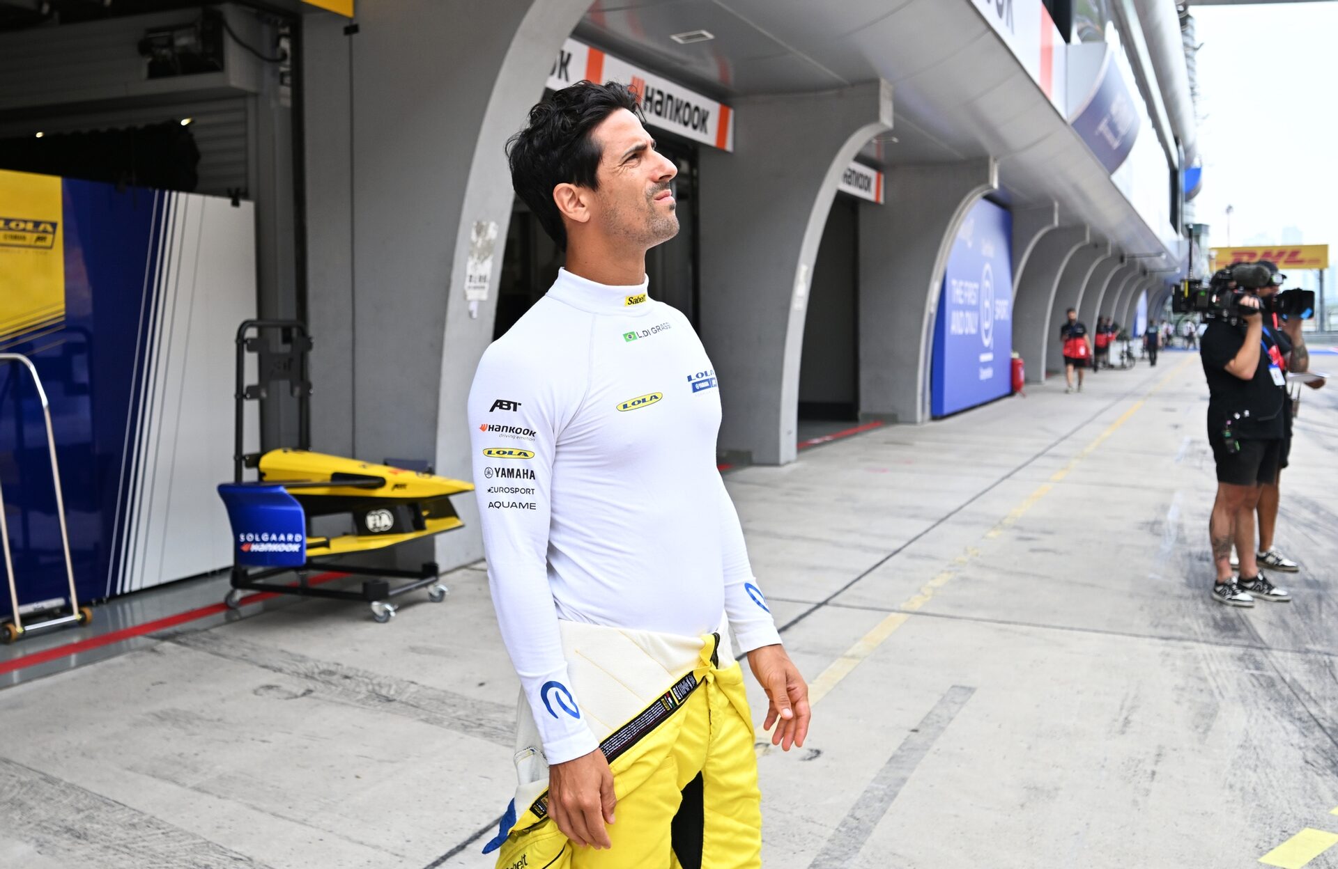 Lucas di Grassi de Brasil y el Lola Yamaha ABT Formula E Team observa en el pitlane durante la práctica