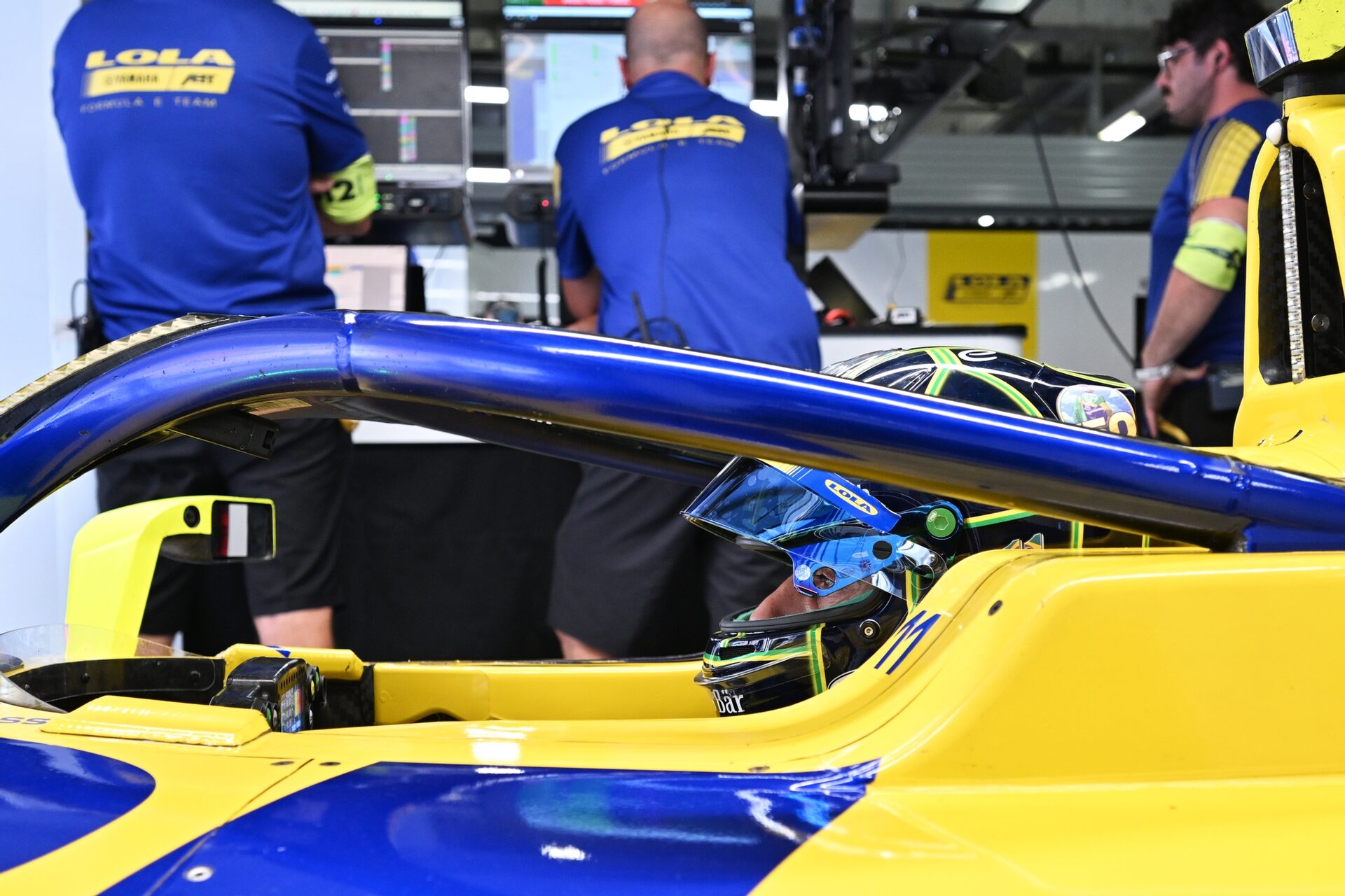 Lucas di Grassi de Brasil y el Lola Yamaha ABT Formula E Team prepares to drive in the garage during 