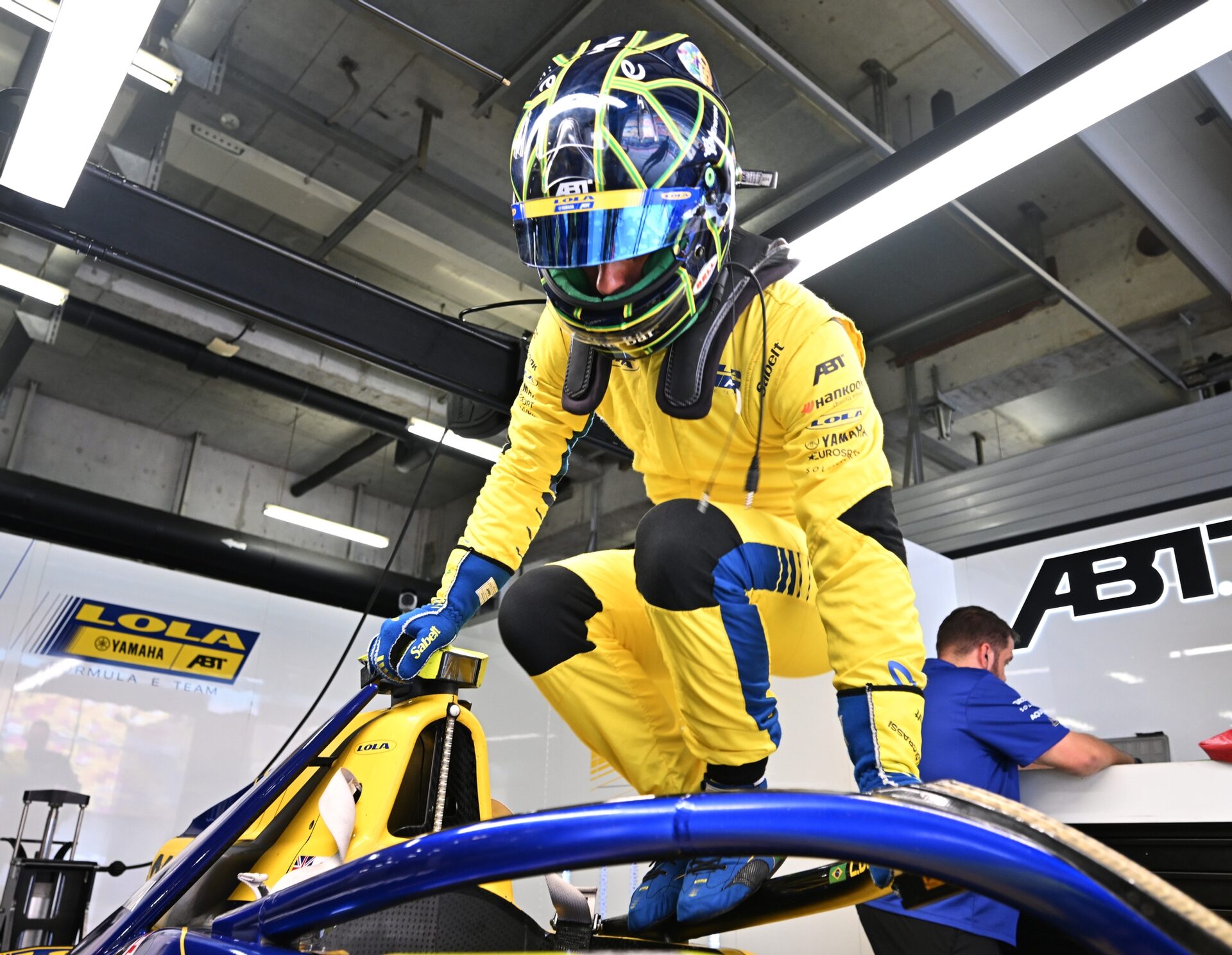 Lucas di Grassi de Brasil y el Lola Yamaha ABT Formula E Team prepares to drive in the garage during 