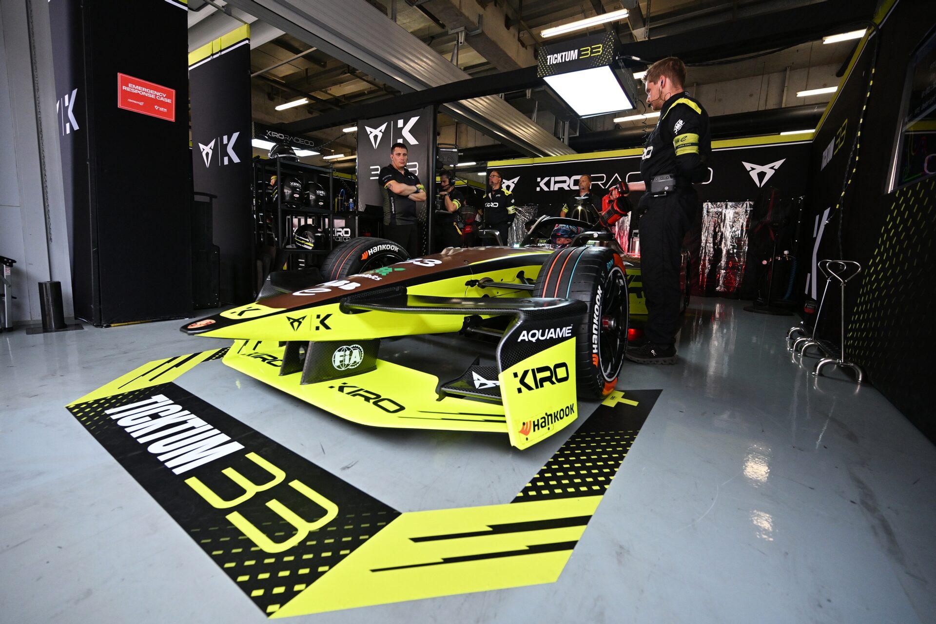 Dan Ticktum de Gran Bretaña pilotando el (33) CUPRA KIRO Porsche 99X Electric WCG3 in the garage dur