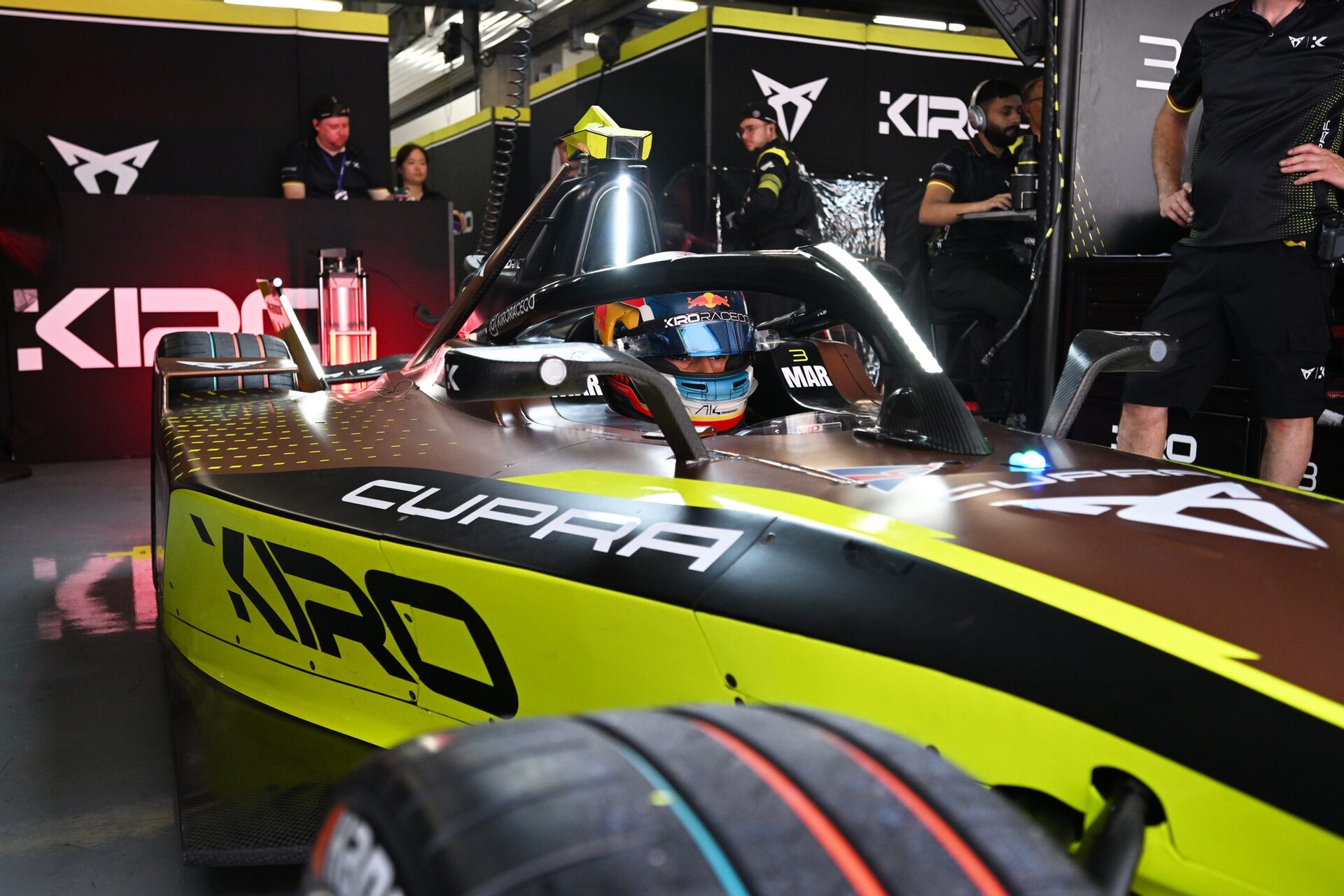Josep Maria Marti de España pilotando el (3) CUPRA KIRO Porsche 99X Electric WCG3 prepares to drive 