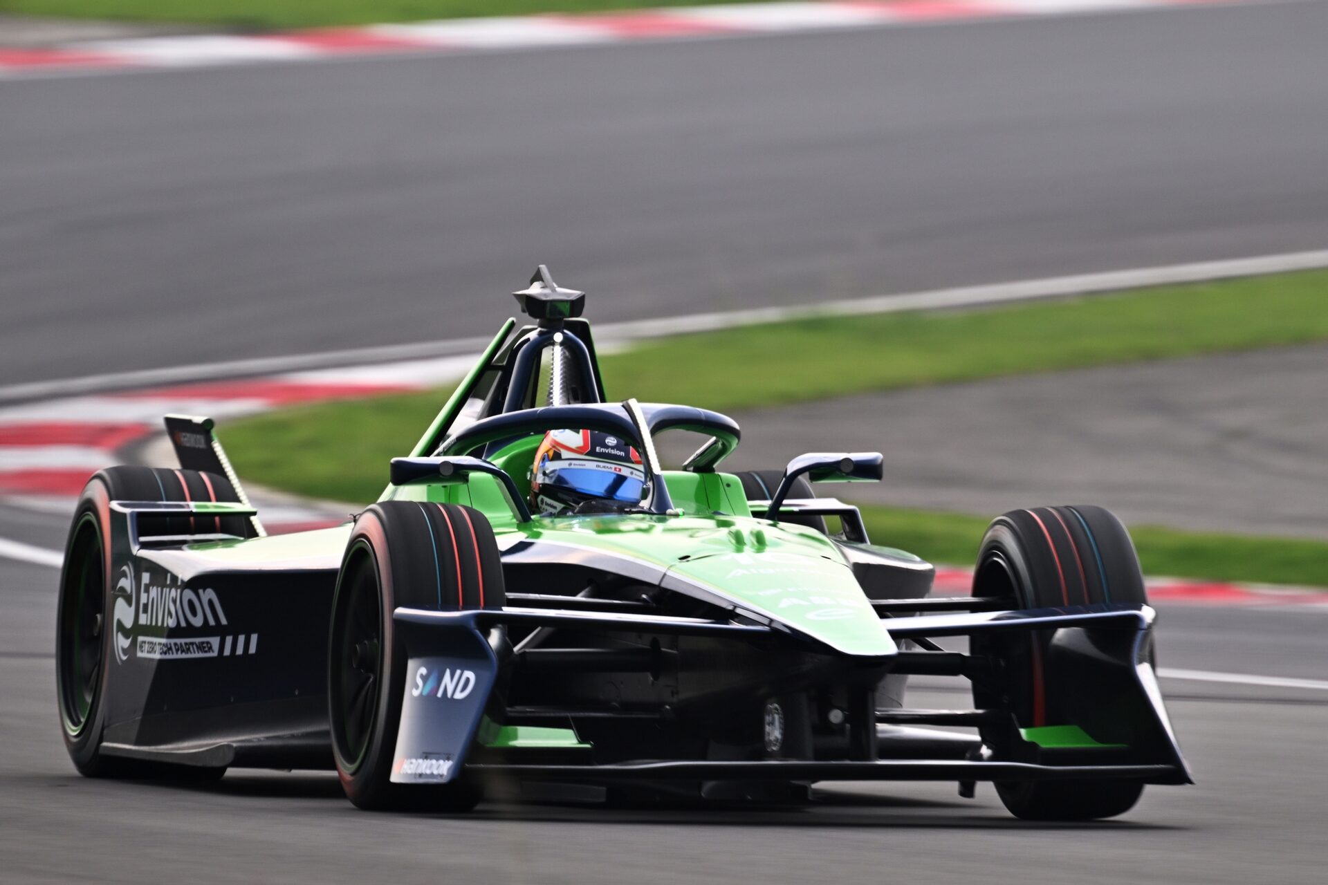 Sebastien Buemi de Suiza pilotando el (16) Envision Racing Jaguar I-TYPE 7 en pista durante la sesió