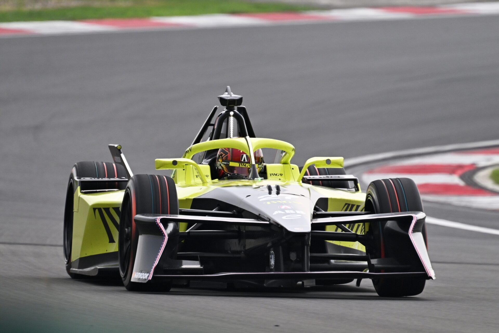 Jake Dennis de Gran Bretaña pilotando el (27) Andretti Formula E Porsche 99X Electric en pista duran