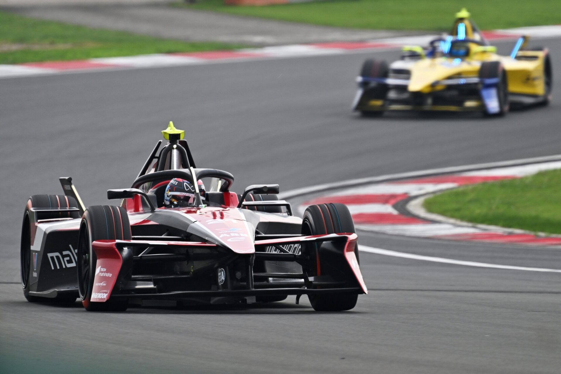 Nyck de Vries de los Países Bajos pilotando el (21) Mahindra Racing Mahindra M12Electro en pista dur