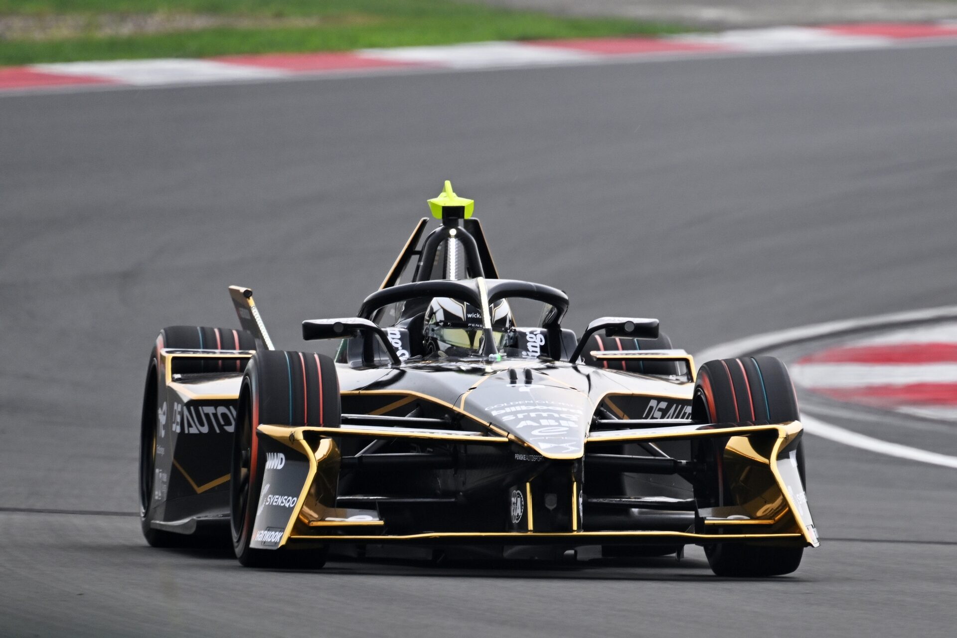 Maximilian Gunther de Alemania pilotando el (7) DS Penske DS E-Tense FE25 en pista durante la sesión