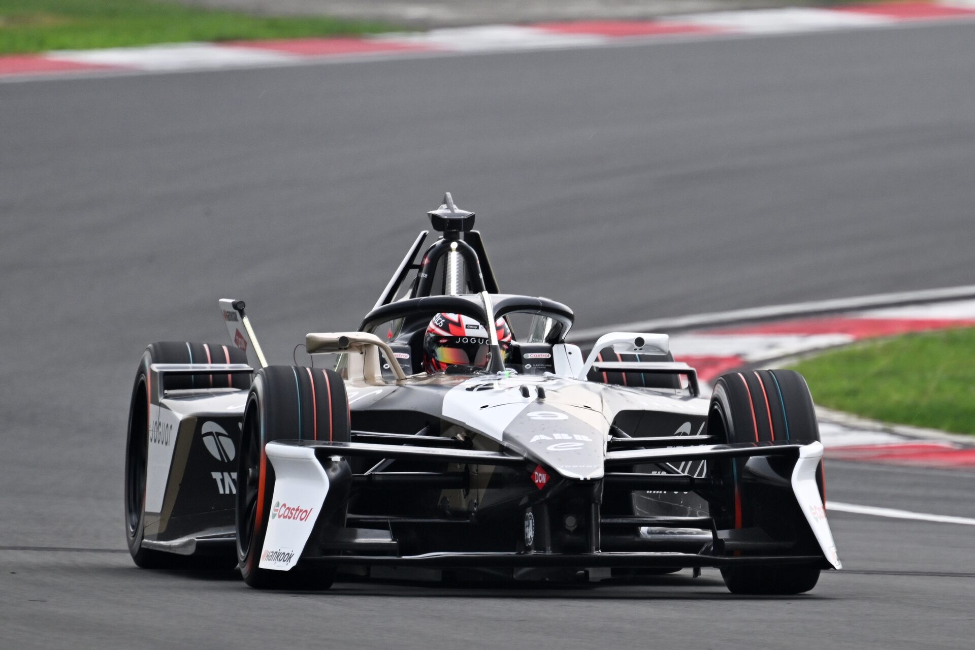 Mitch Evans de Nueva Zelanda pilotando el (9) Jaguar TCS Racing Jaguar I-TYPE 7 en pista durante la 