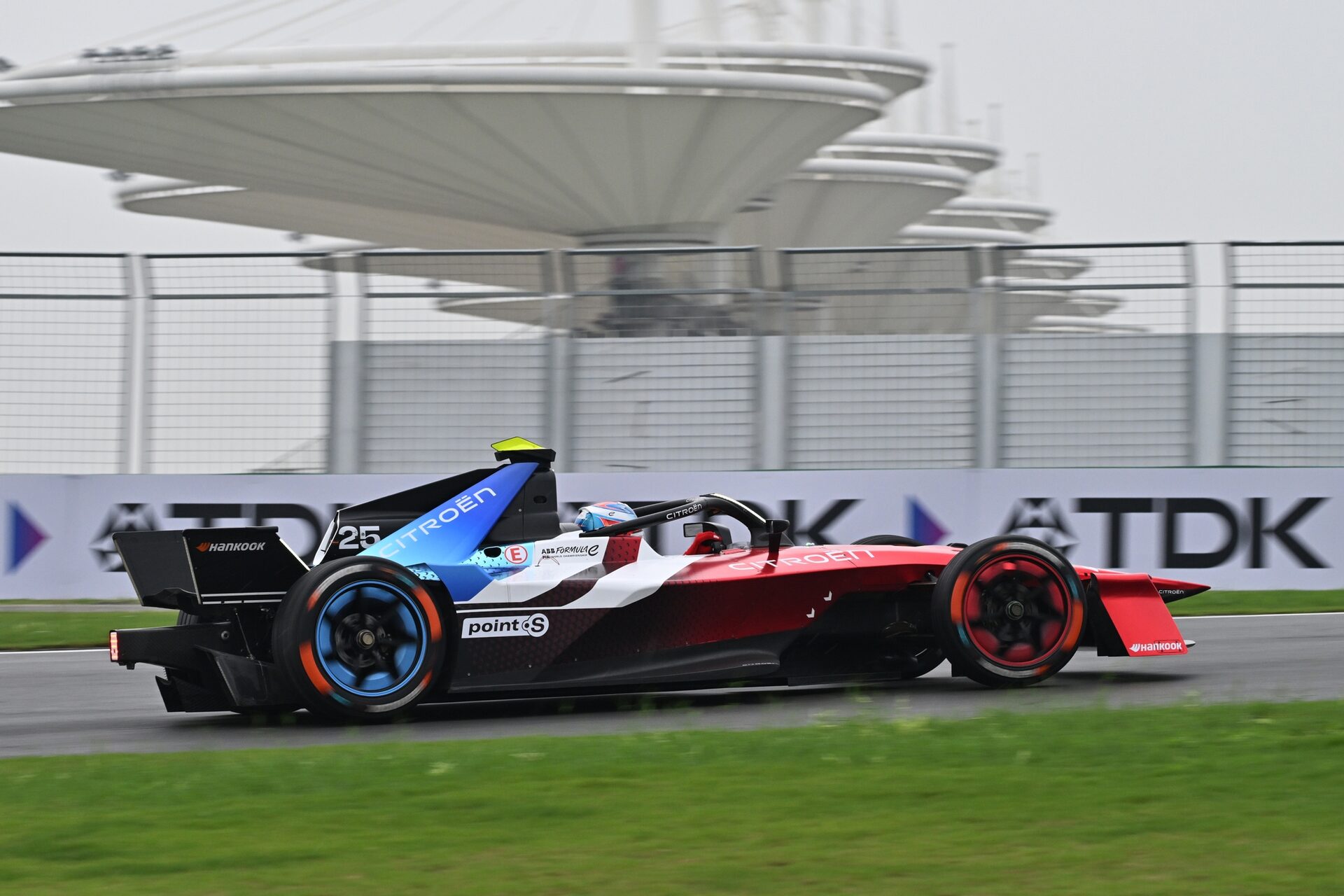 Jean-Eric Vergne de Francia pilotando el (25) Citroen Racing e-CX en pista durante la sesión de entr