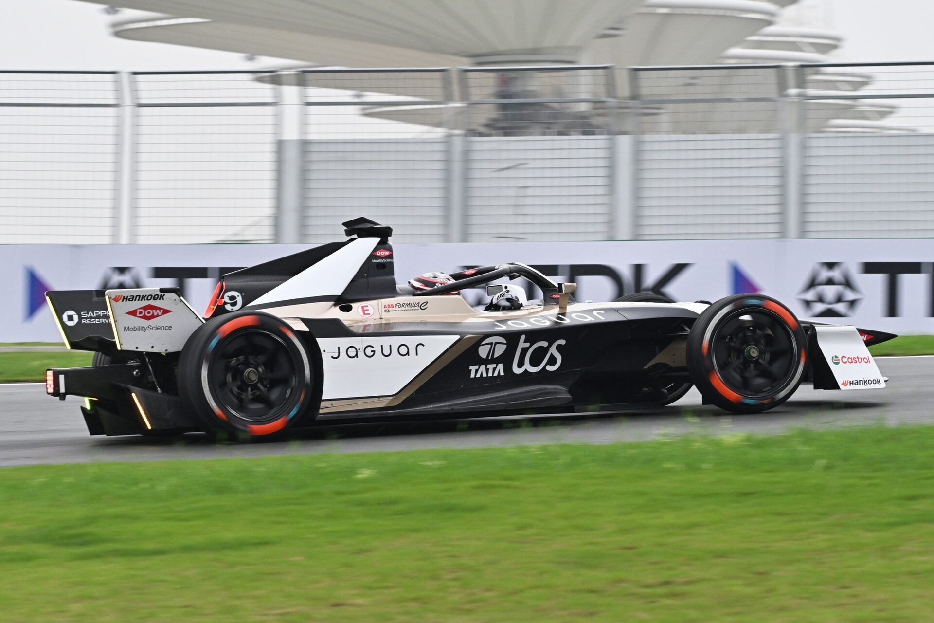 Mitch Evans de Nueva Zelanda pilotando el (9) Jaguar TCS Racing Jaguar I-TYPE 7 en pista durante la 