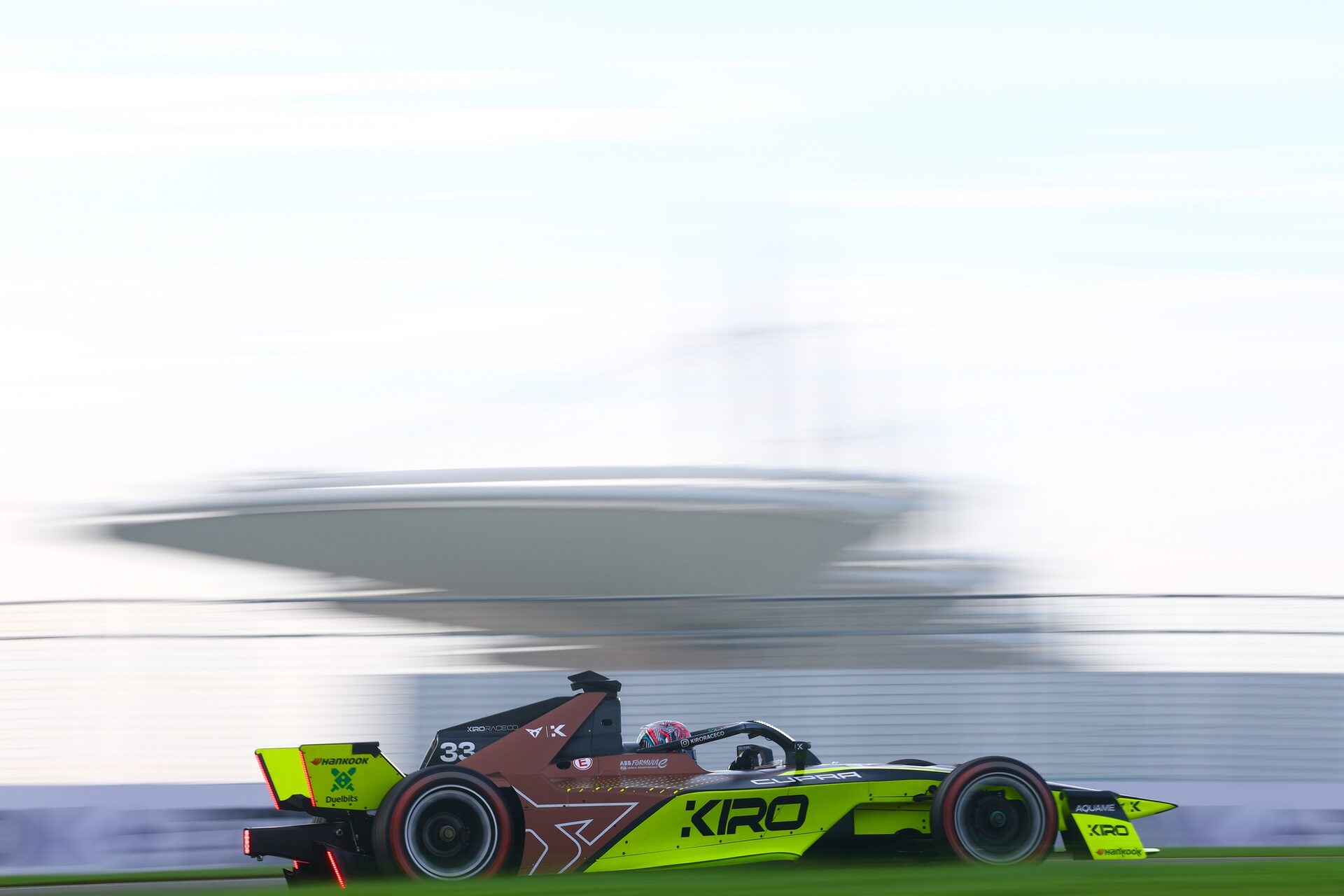 Dan Ticktum de Gran Bretaña pilotando el (33) CUPRA KIRO Porsche 99X Electric WCG3 en pista durante 