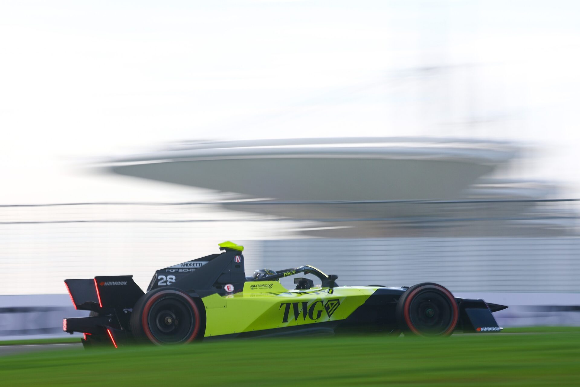 Felipe Drugovich de Brasil pilotando el (28) Andretti Formula E Porsche 99X Electric en pista durant