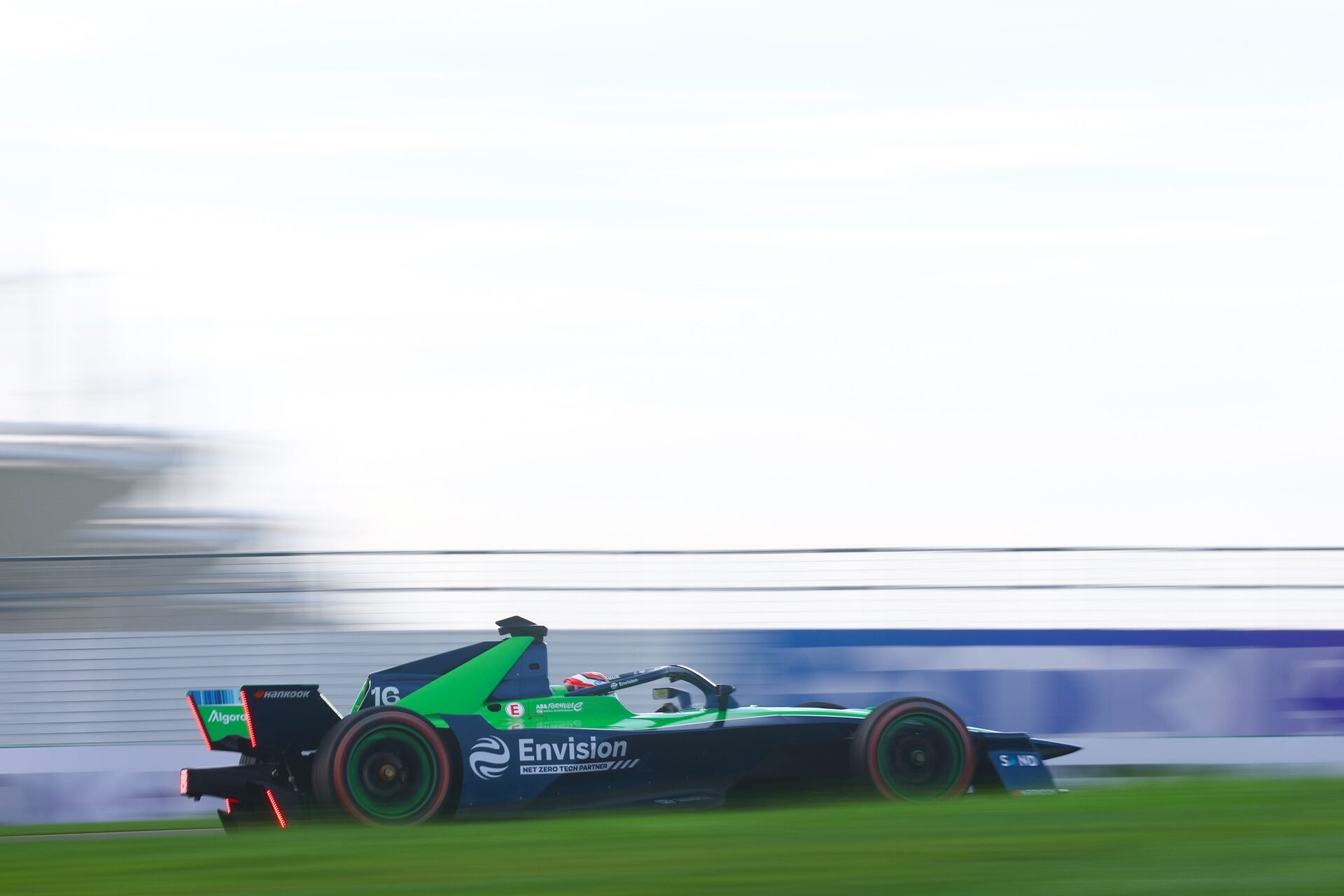 Sebastien Buemi de Suiza pilotando el (16) Envision Racing Jaguar I-TYPE 7 en pista durante la sesió