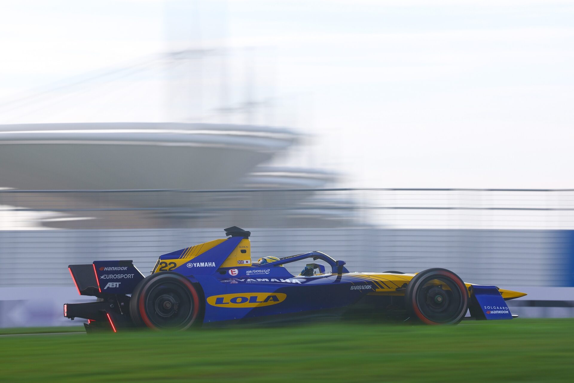 Zane Maloney de Barbados pilotando el (22) Lola Yamaha ABT Formula E Team Lola-Yamaha T001 en pista 