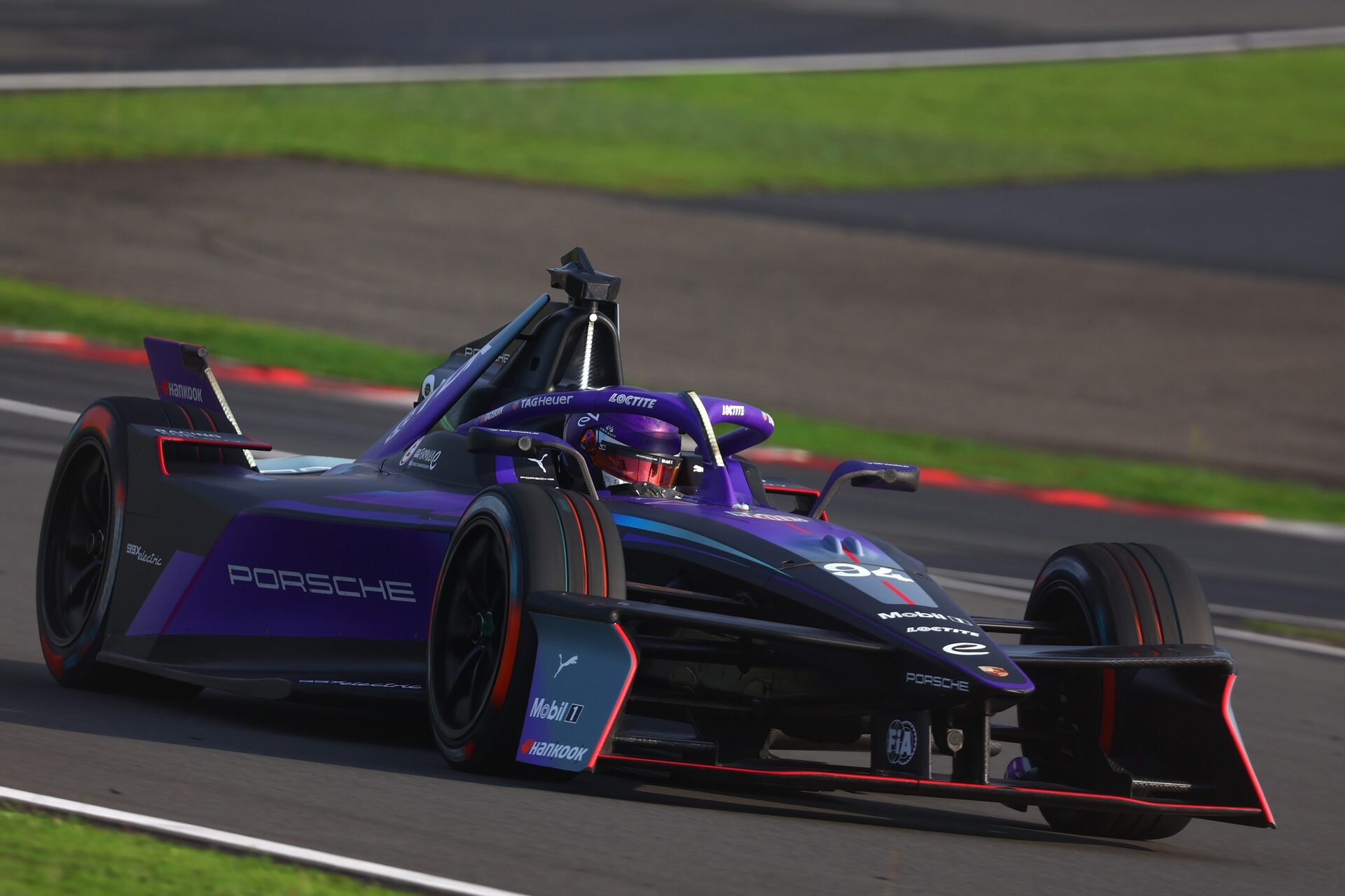 Pascal Wehrlein de Alemania pilotando el (94) Porsche Formula E Team Porsche 99X Electric en pista d