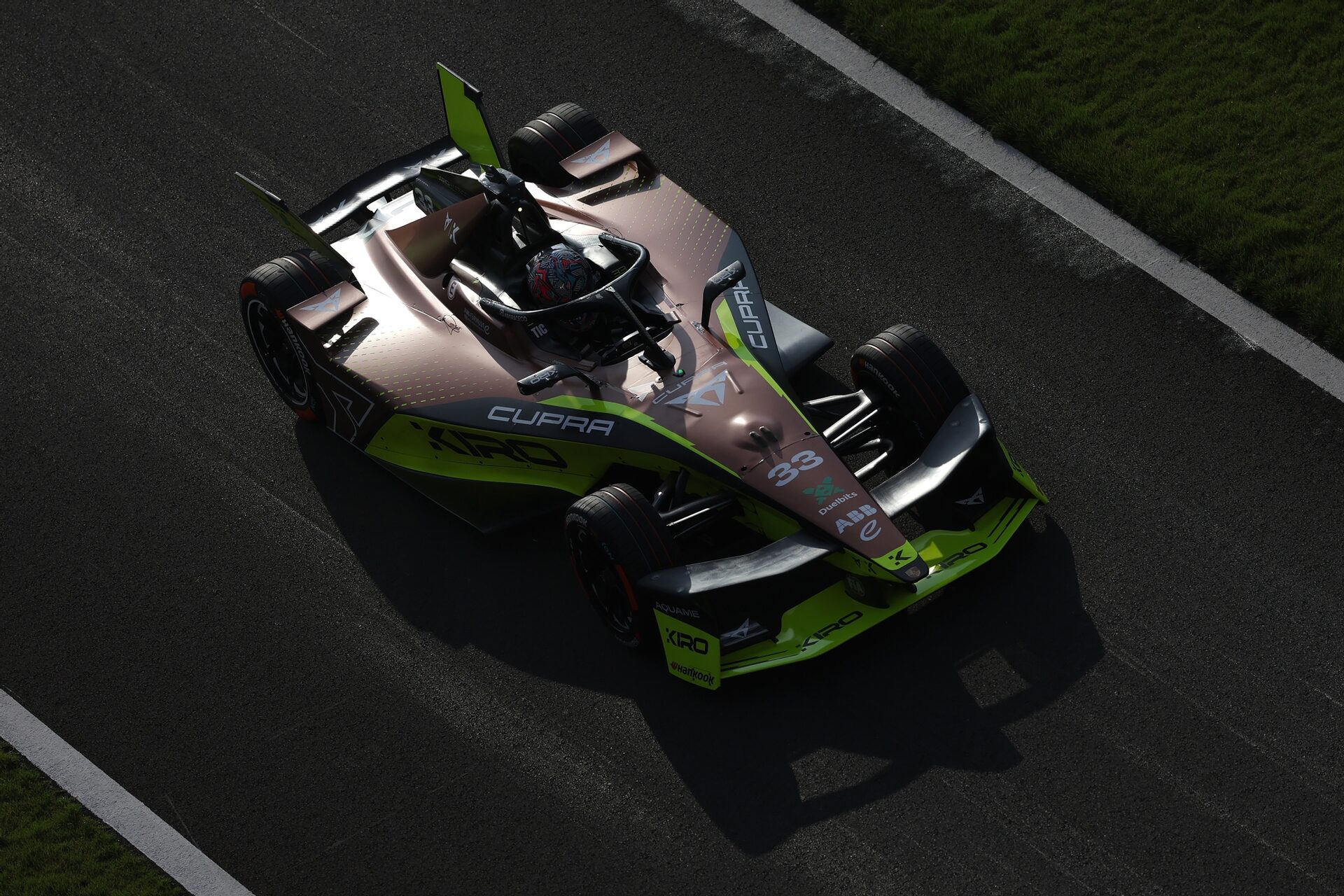 Dan Ticktum de Gran Bretaña pilotando el (33) CUPRA KIRO Porsche 99X Electric WCG3 en pista durante 