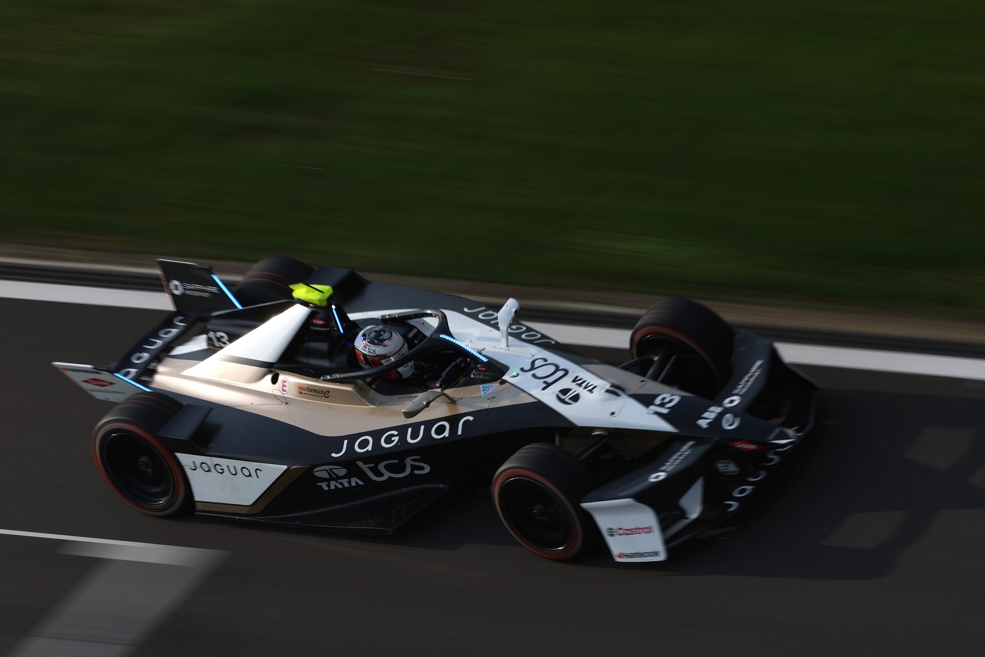 Antonio Felix da Costa de Portugal pilotando el (13) Jaguar TCS Racing Jaguar I-TYPE 7 en pista dura
