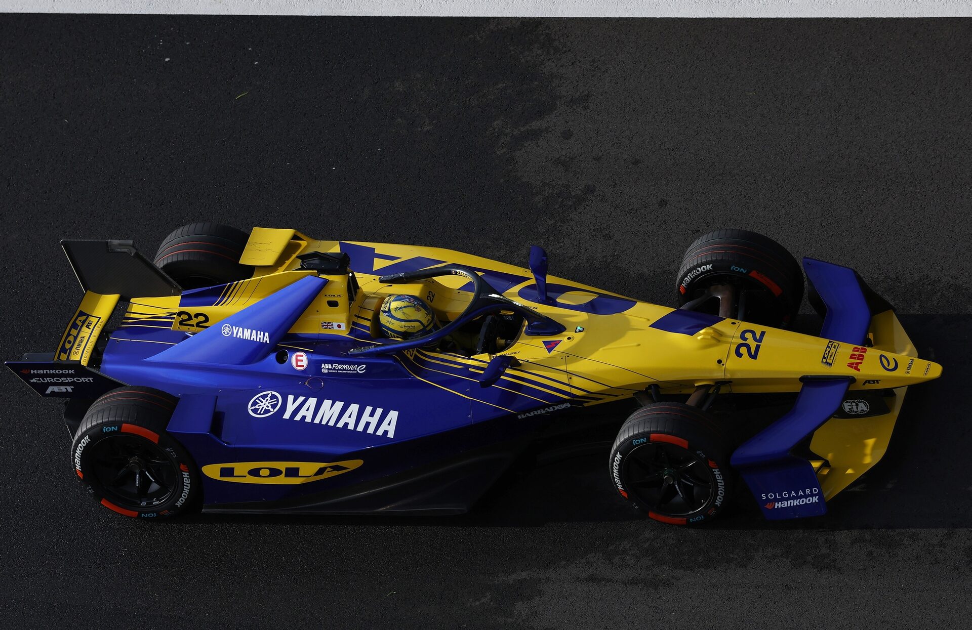 Zane Maloney de Barbados pilotando el (22) Lola Yamaha ABT Formula E Team Lola-Yamaha T001 en pista 