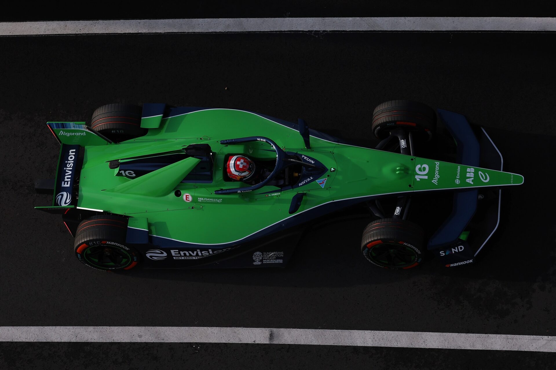 Sebastien Buemi de Suiza pilotando el (16) Envision Racing Jaguar I-TYPE 7 en pista durante la sesió