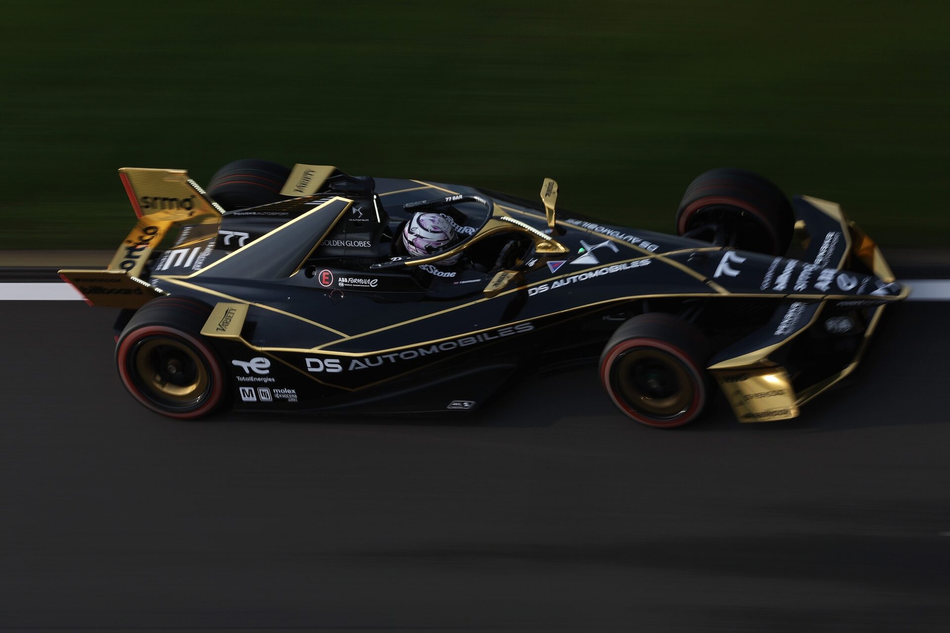Taylor Barnard de Gran Bretaña pilotando el (77) DS Penske DS E-Tense FE25 en pista durante la sesió