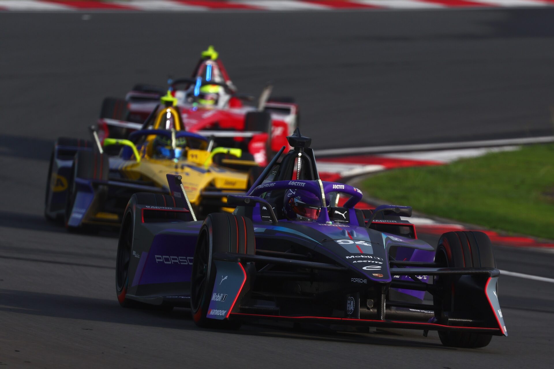 Pascal Wehrlein de Alemania pilotando el (94) Porsche Formula E Team Porsche 99X Electric en pista d