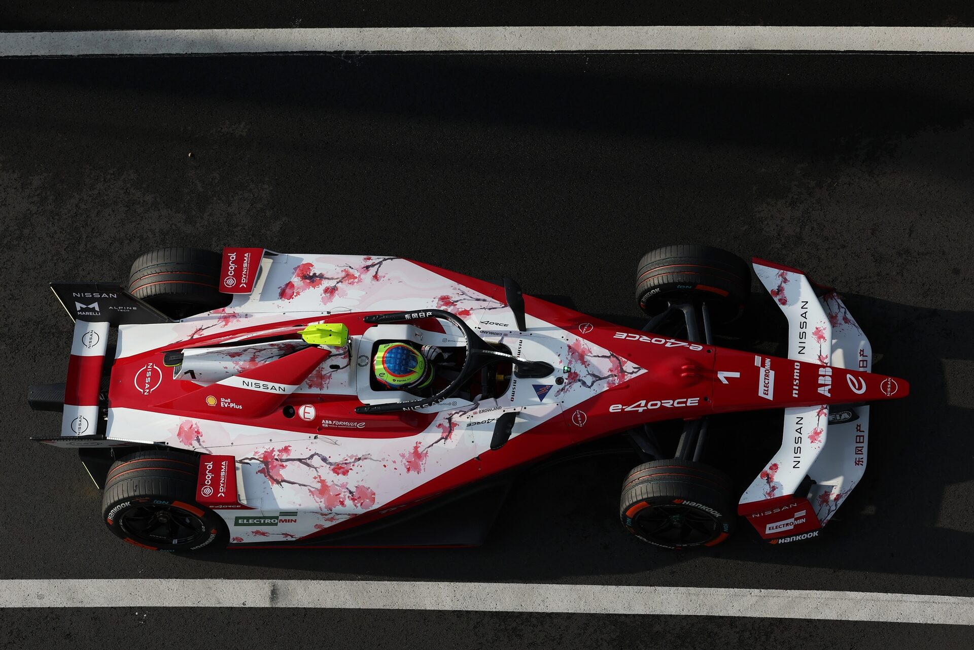 Oliver Rowland de Gran Bretaña pilotando el (1) Nissan Formula E Team Nissan e-4ORCE 05 en pista dur