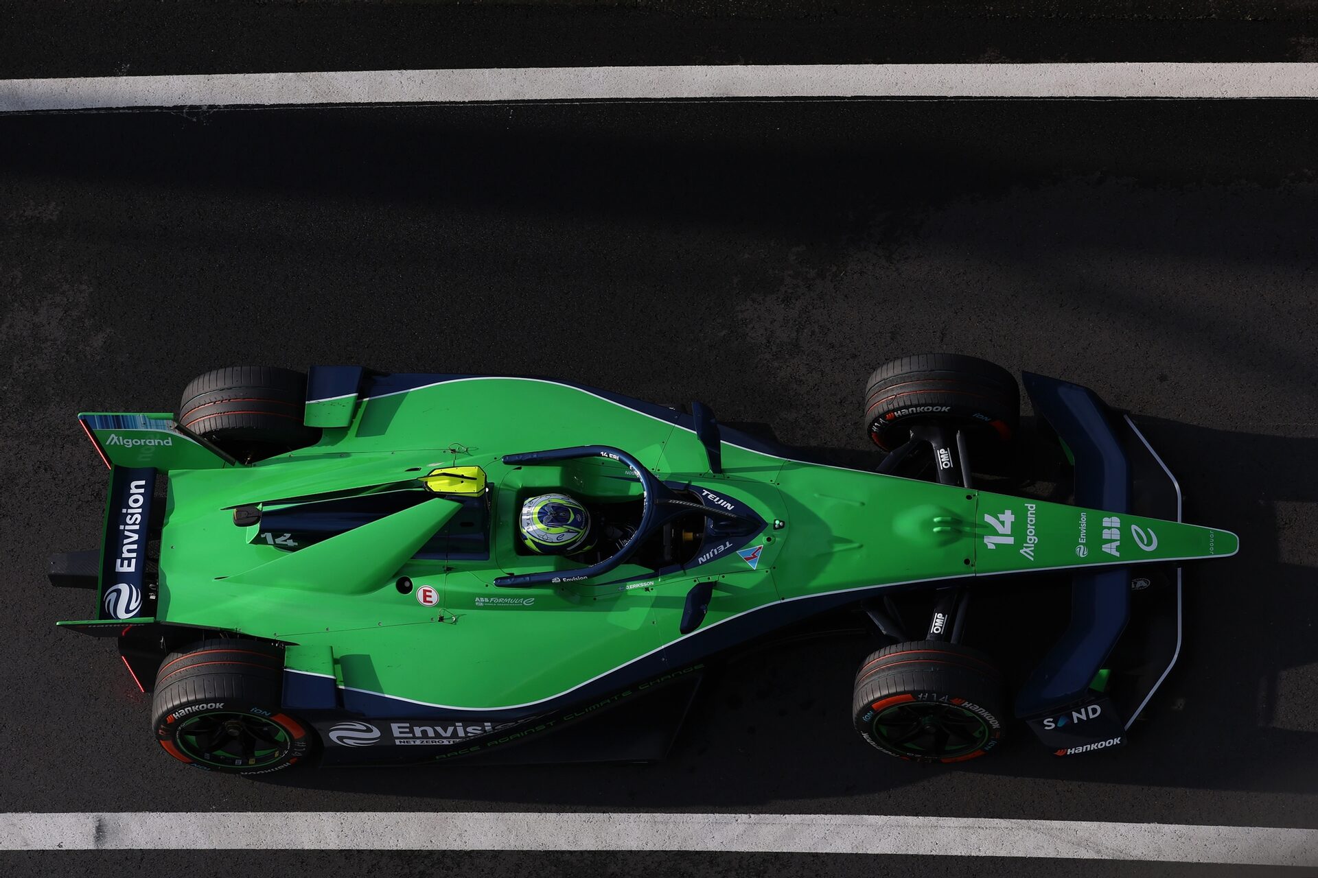 Joel Eriksson de Suecia pilotando el (14) Envision Racing Jaguar I-TYPE 7 en pista durante la sesión