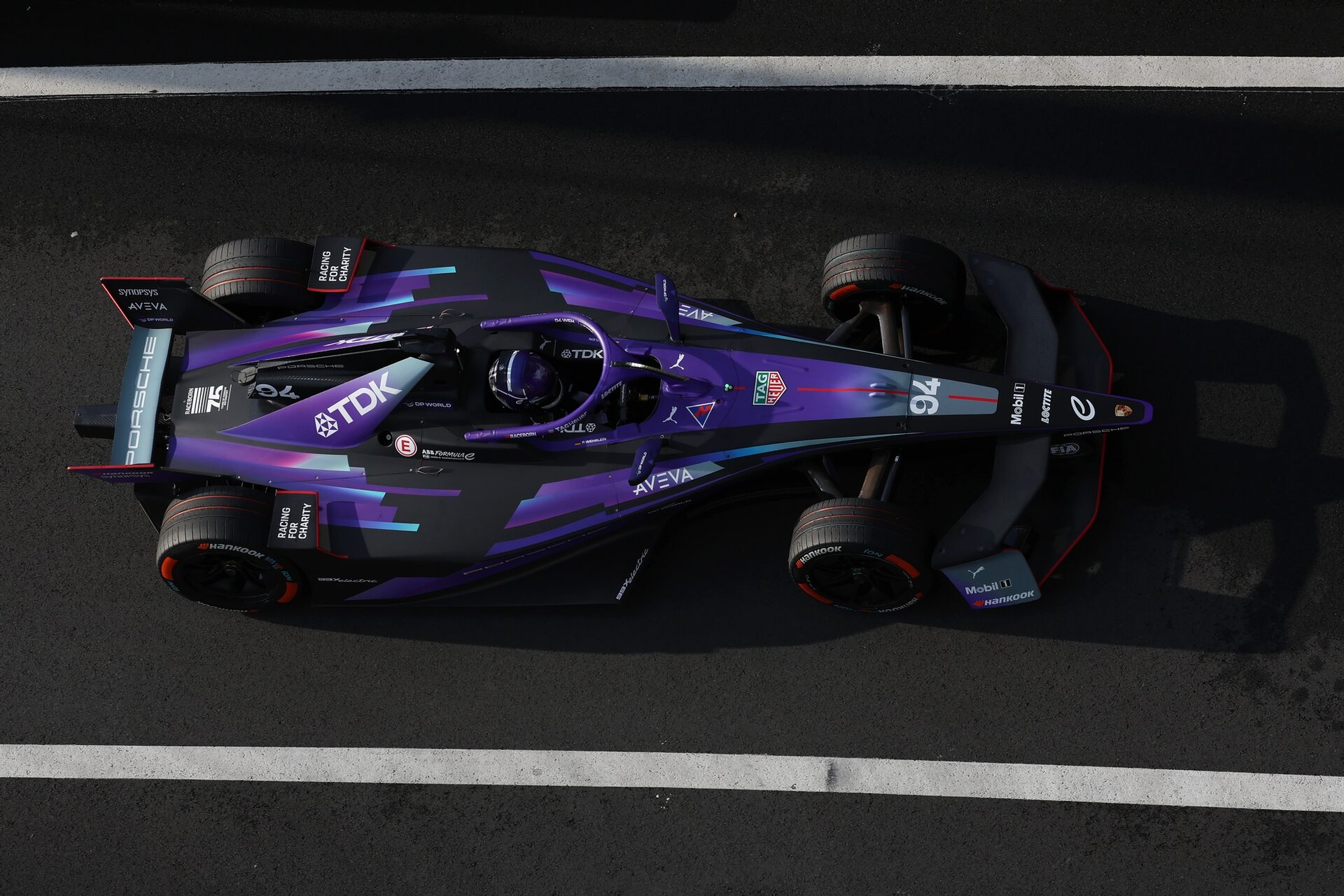 Pascal Wehrlein de Alemania pilotando el (94) Porsche Formula E Team Porsche 99X Electric en pista d