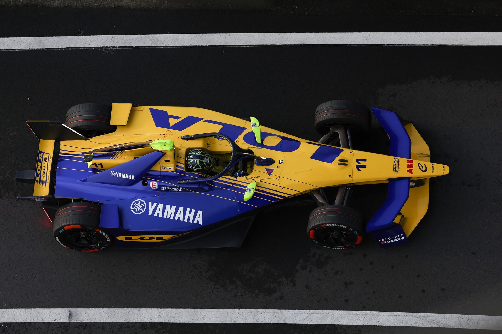 Lucas di Grassi de Brasil pilotando el (11) Lola Yamaha ABT Formula E Team Lola-Yamaha T001 en pista