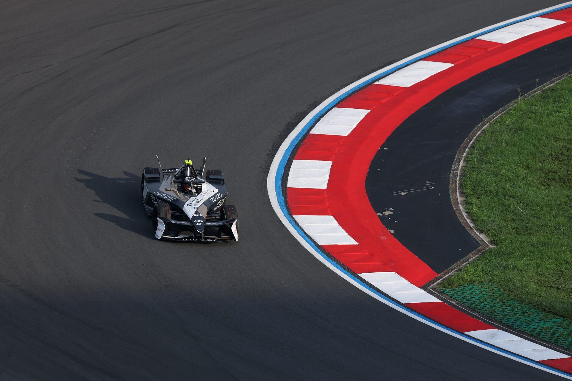 Antonio Felix da Costa de Portugal pilotando el (13) Jaguar TCS Racing Jaguar I-TYPE 7 en pista dura