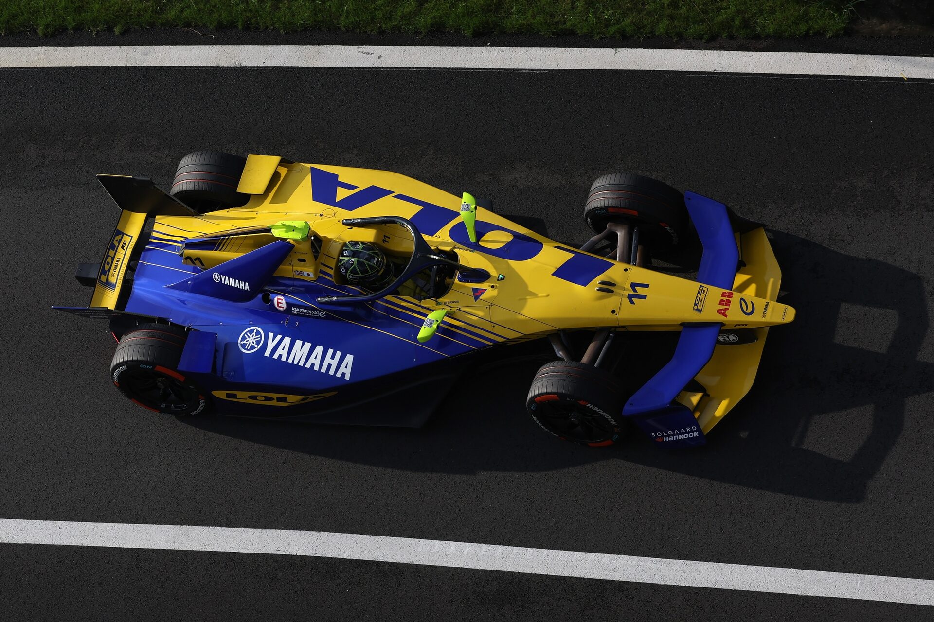 Lucas di Grassi de Brasil pilotando el (11) Lola Yamaha ABT Formula E Team Lola-Yamaha T001 en pista