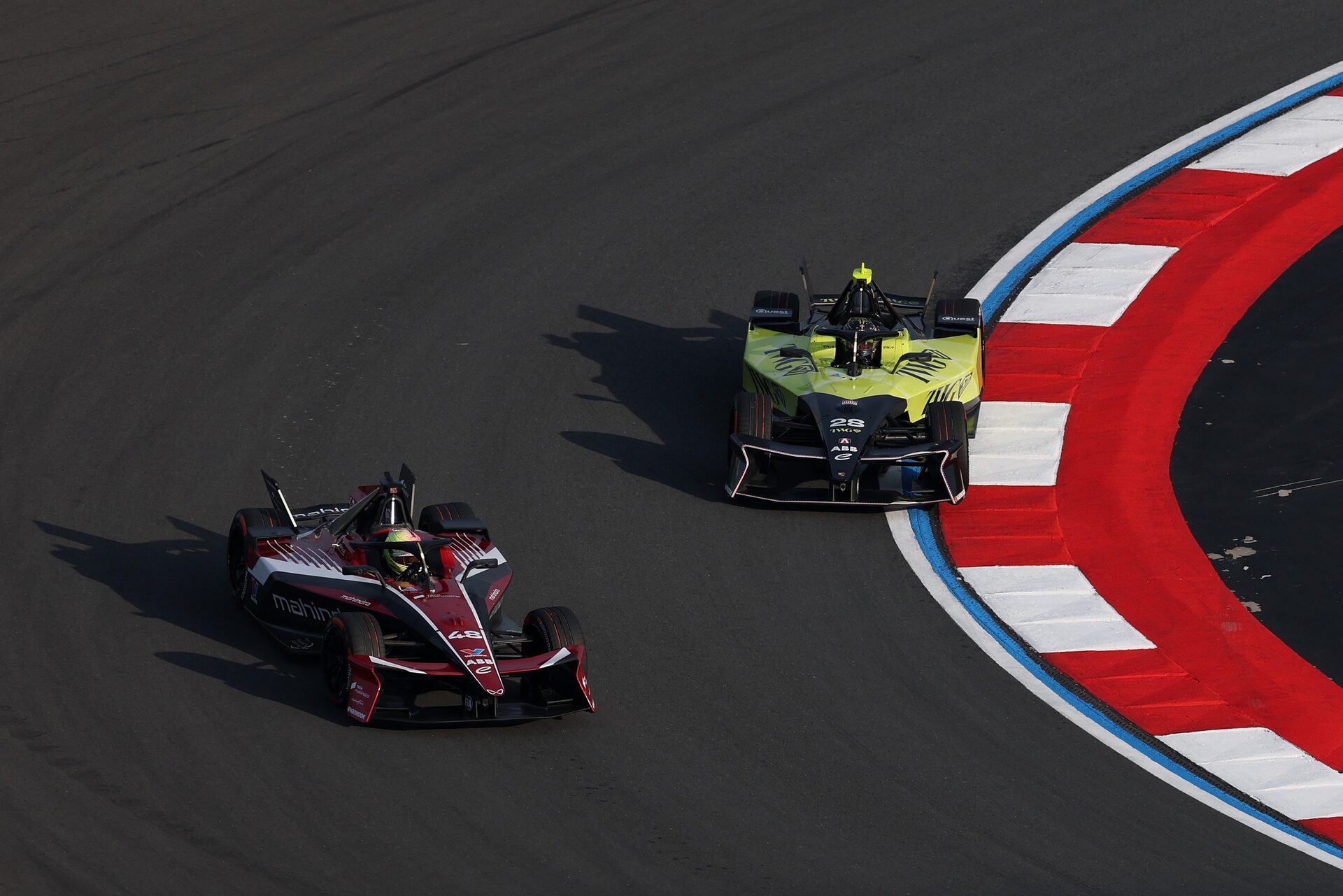 Edoardo Mortara de Suiza pilotando el (48) Mahindra Racing Mahindra M12Electro en pista durante la s