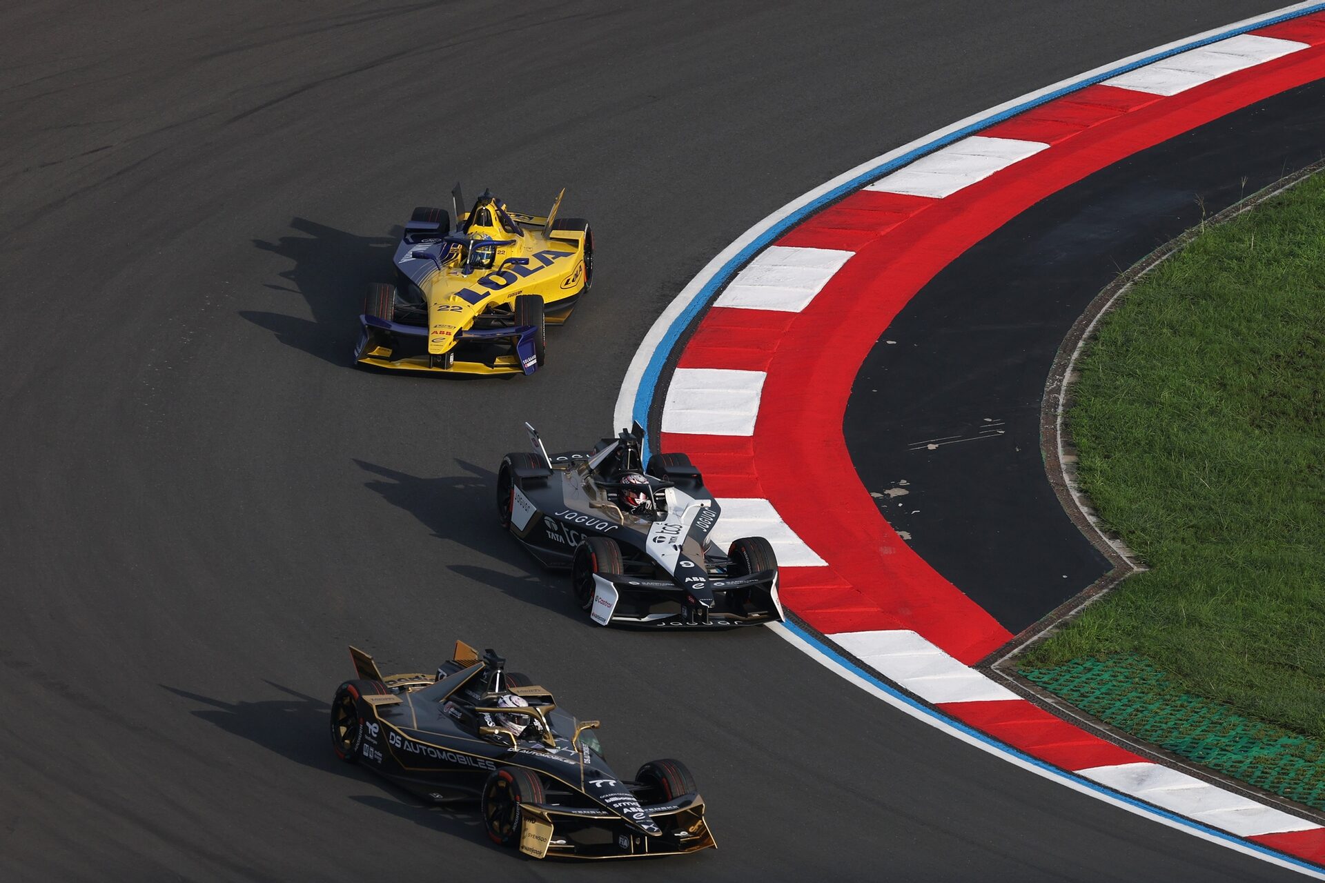 Taylor Barnard de Gran Bretaña pilotando el (77) DS Penske DS E-Tense FE25 en pista durante la sesió