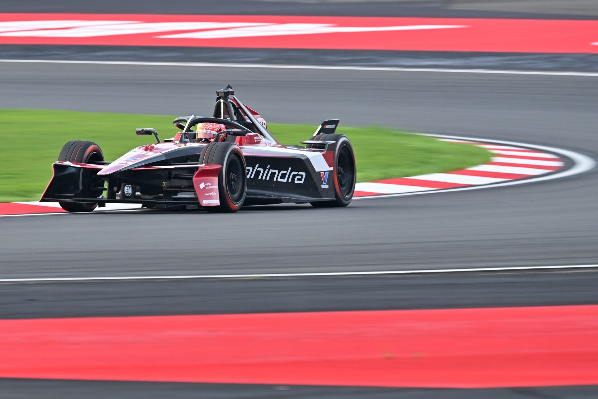 Edoardo Mortara de Suiza pilotando el (48) Mahindra Racing Mahindra M12Electro en pista durante la s
