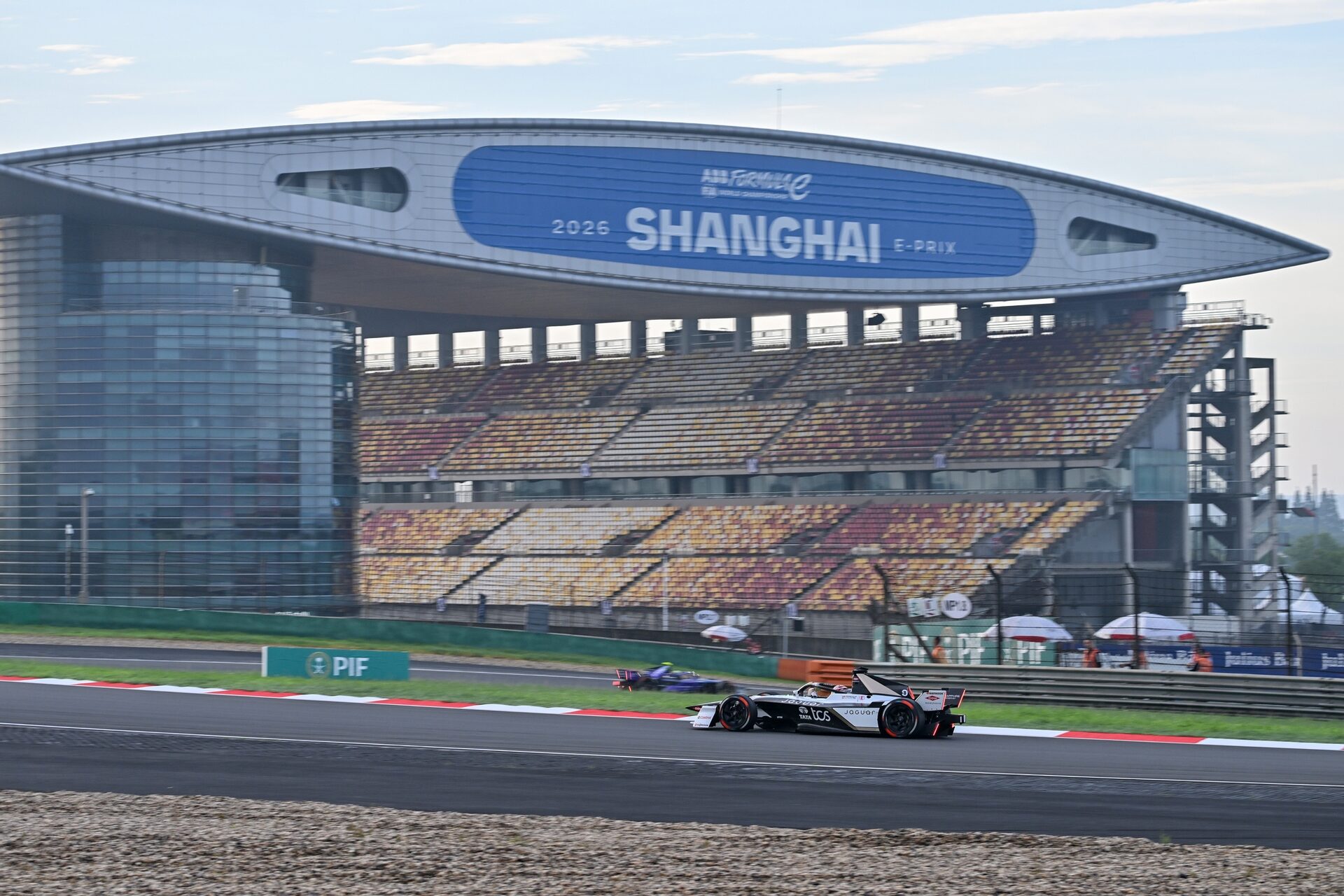 Mitch Evans de Nueva Zelanda pilotando el (9) Jaguar TCS Racing Jaguar I-TYPE 7 en pista durante la 
