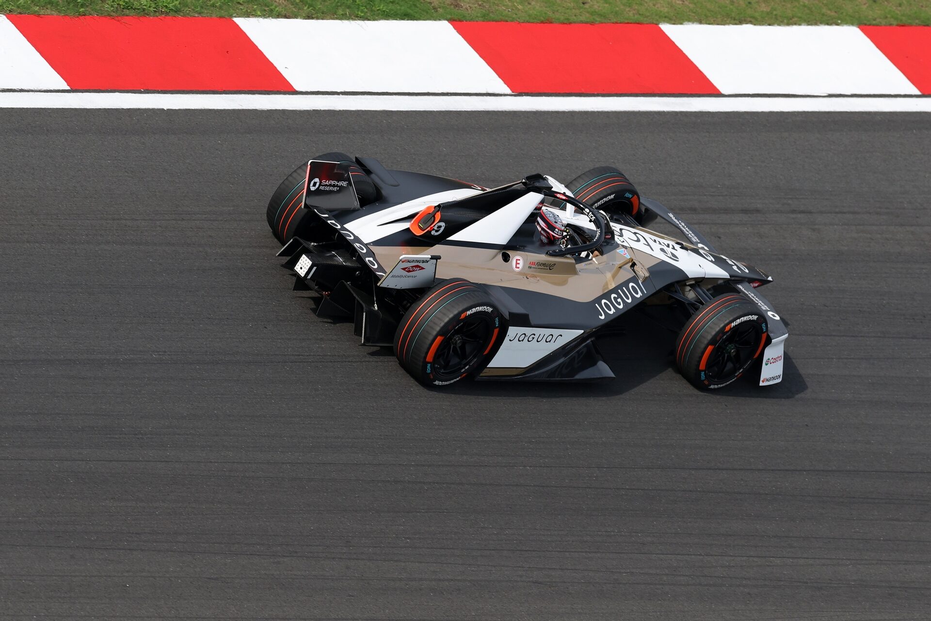 Mitch Evans de Nueva Zelanda pilotando el (9) Jaguar TCS Racing Jaguar I-TYPE 7 en pista during qual
