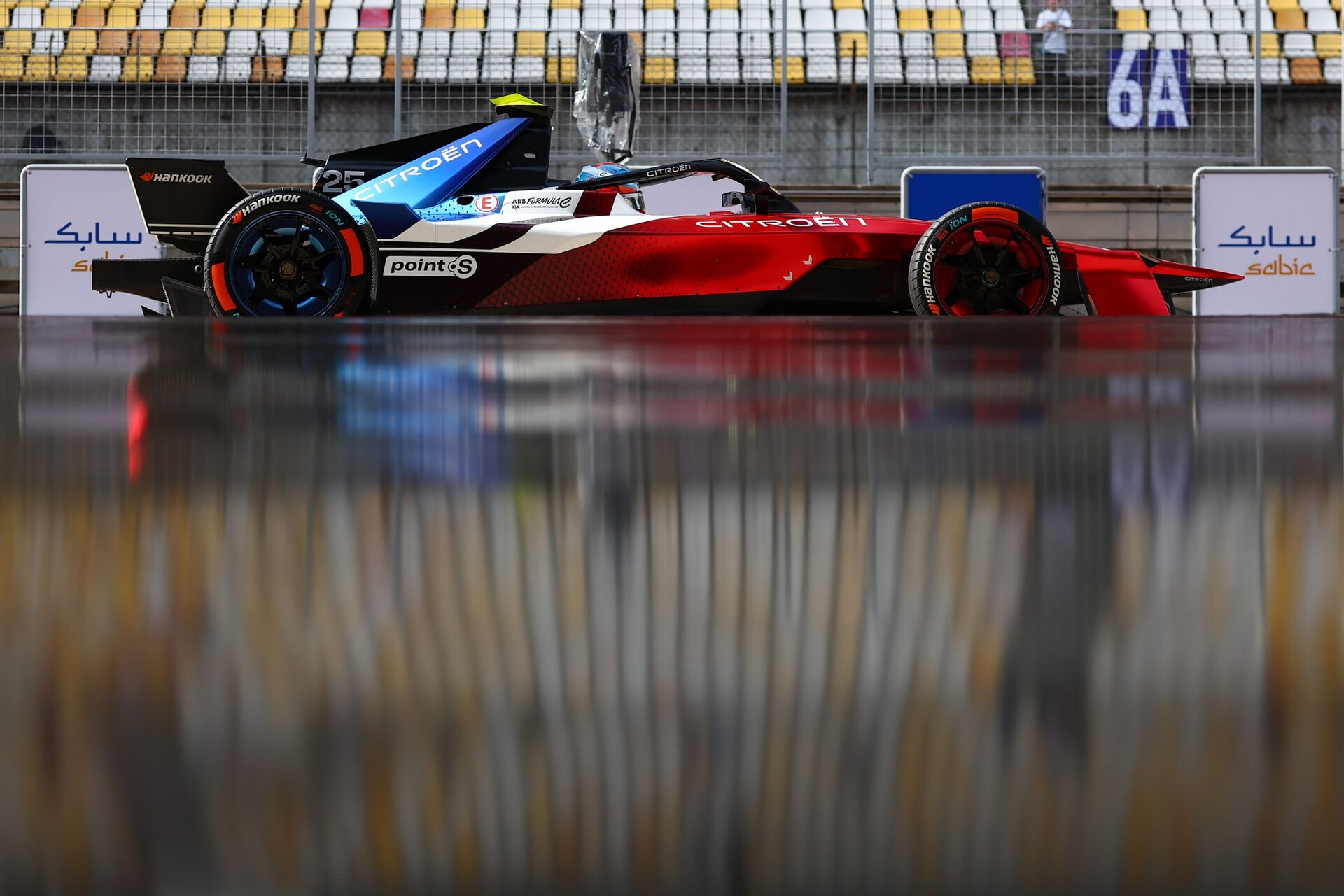 Jean-Eric Vergne de Francia pilotando el (25) Citroen Racing e-CX en el pitlane durante la clasificación, 