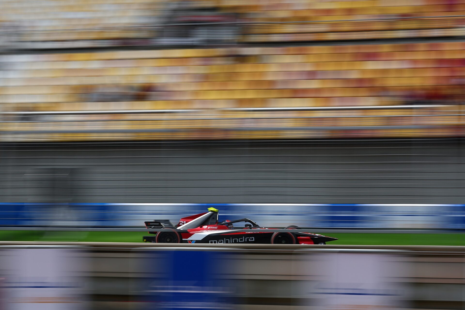 Nyck de Vries de los Países Bajos pilotando el (21) Mahindra Racing Mahindra M12Electro en pista dur