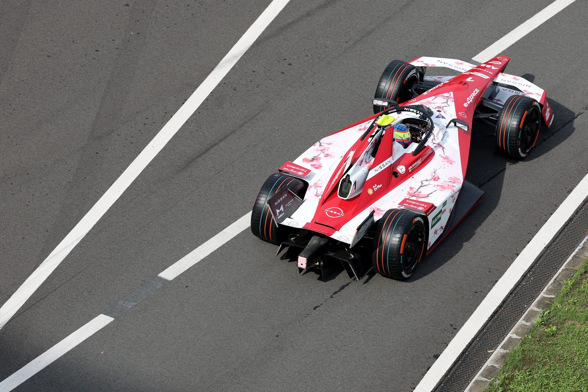 Oliver Rowland de Gran Bretaña pilotando el (1) Nissan Formula E Team Nissan e-4ORCE 05 en pista dur