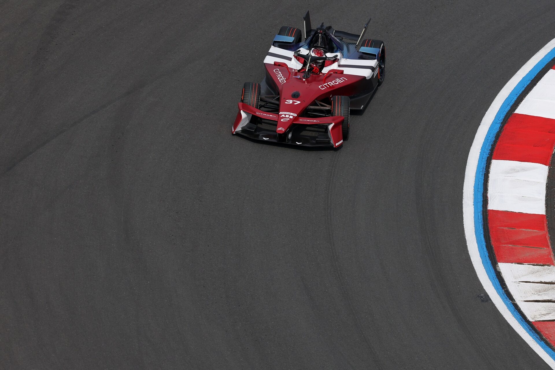 Nick Cassidy de Nueva Zelanda pilotando el (37) Citroen Racing e-CX en pista during qualifying, prev