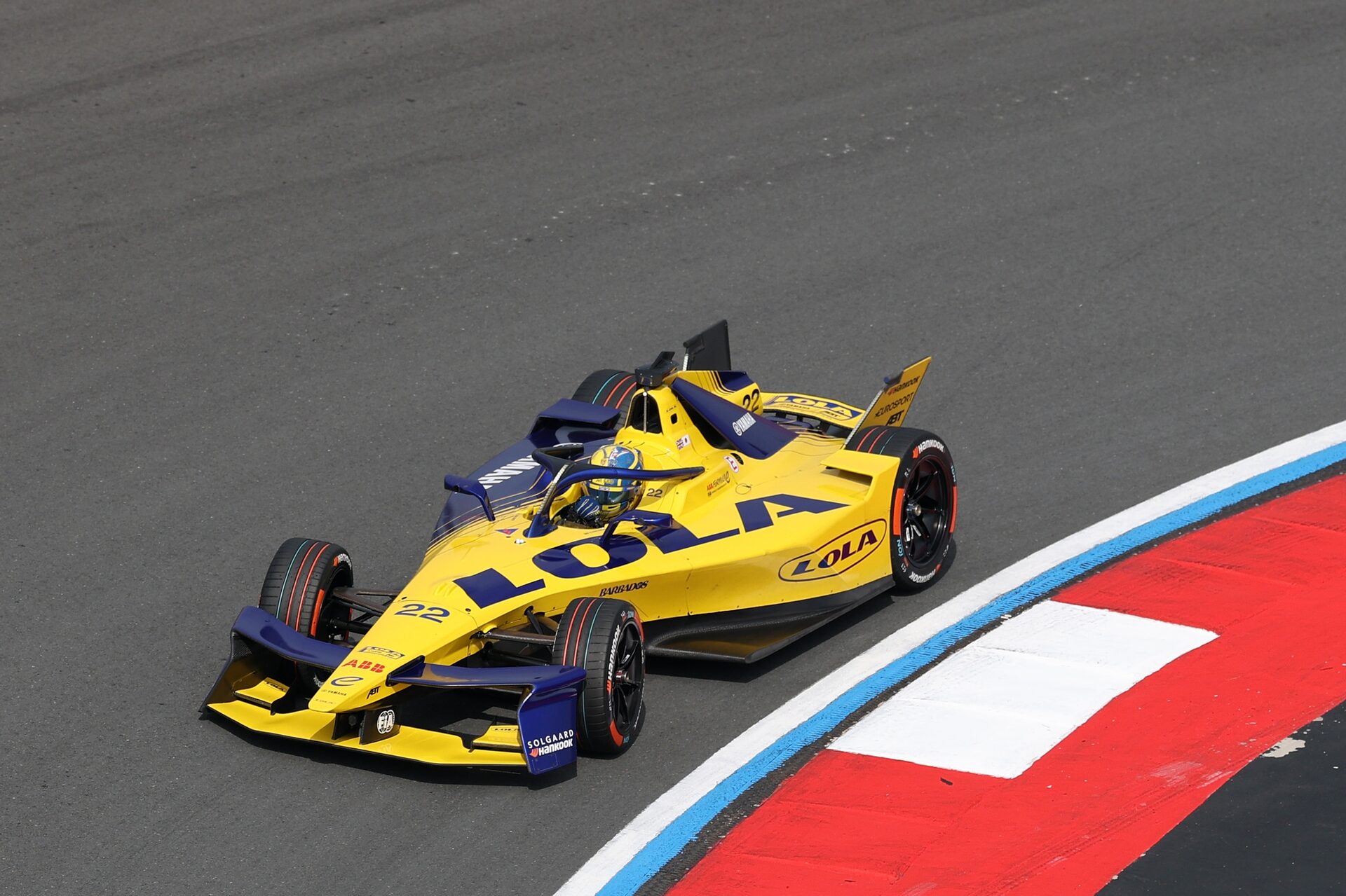 Zane Maloney de Barbados pilotando el (22) Lola Yamaha ABT Formula E Team Lola-Yamaha T001 en pista 