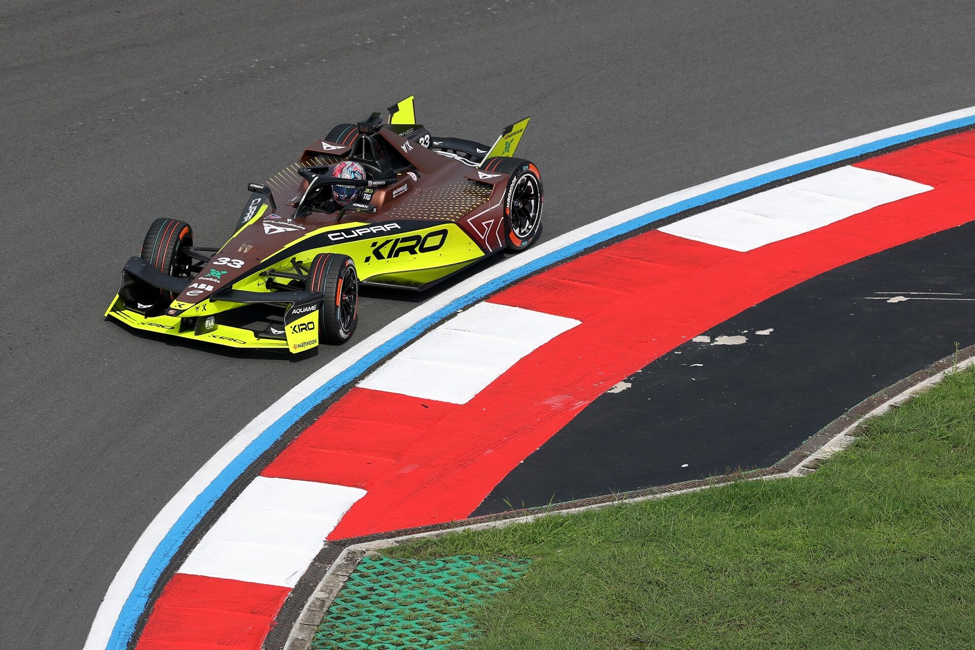 Dan Ticktum de Gran Bretaña pilotando el (33) CUPRA KIRO Porsche 99X Electric WCG3 en pista during q