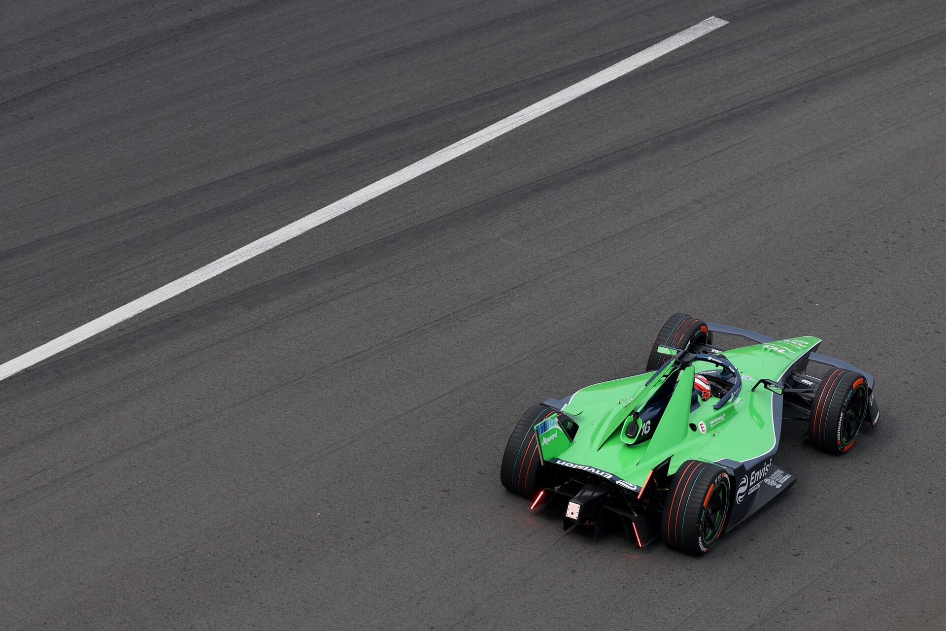 Sebastien Buemi de Suiza pilotando el (16) Envision Racing Jaguar I-TYPE 7 en pista during qualifyin