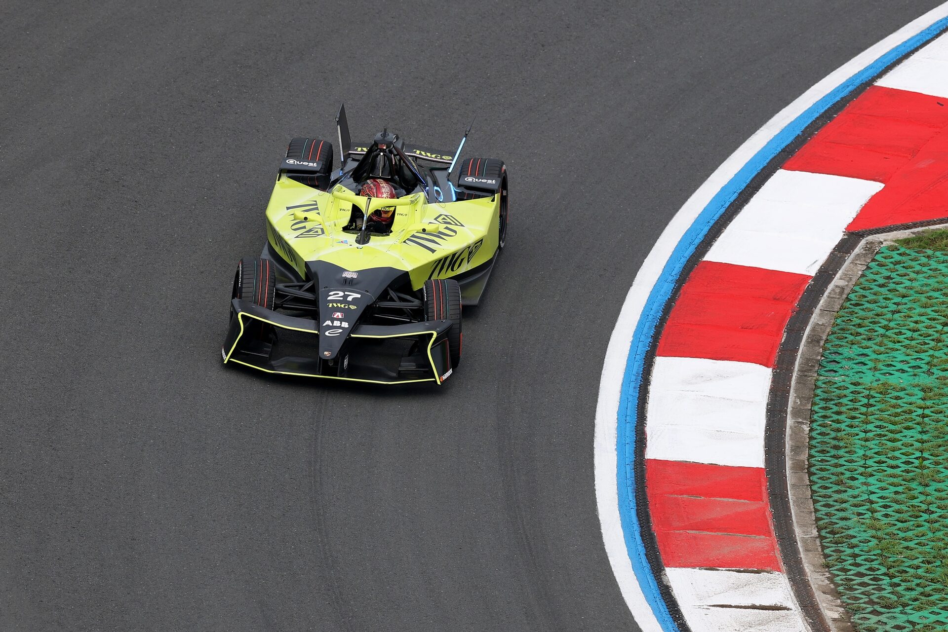 Jake Dennis de Gran Bretaña pilotando el (27) Andretti Formula E Porsche 99X Electric en pista durin